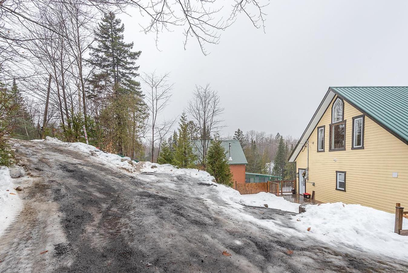 Rustic Waterfront Chalet Panoramic View and Spa