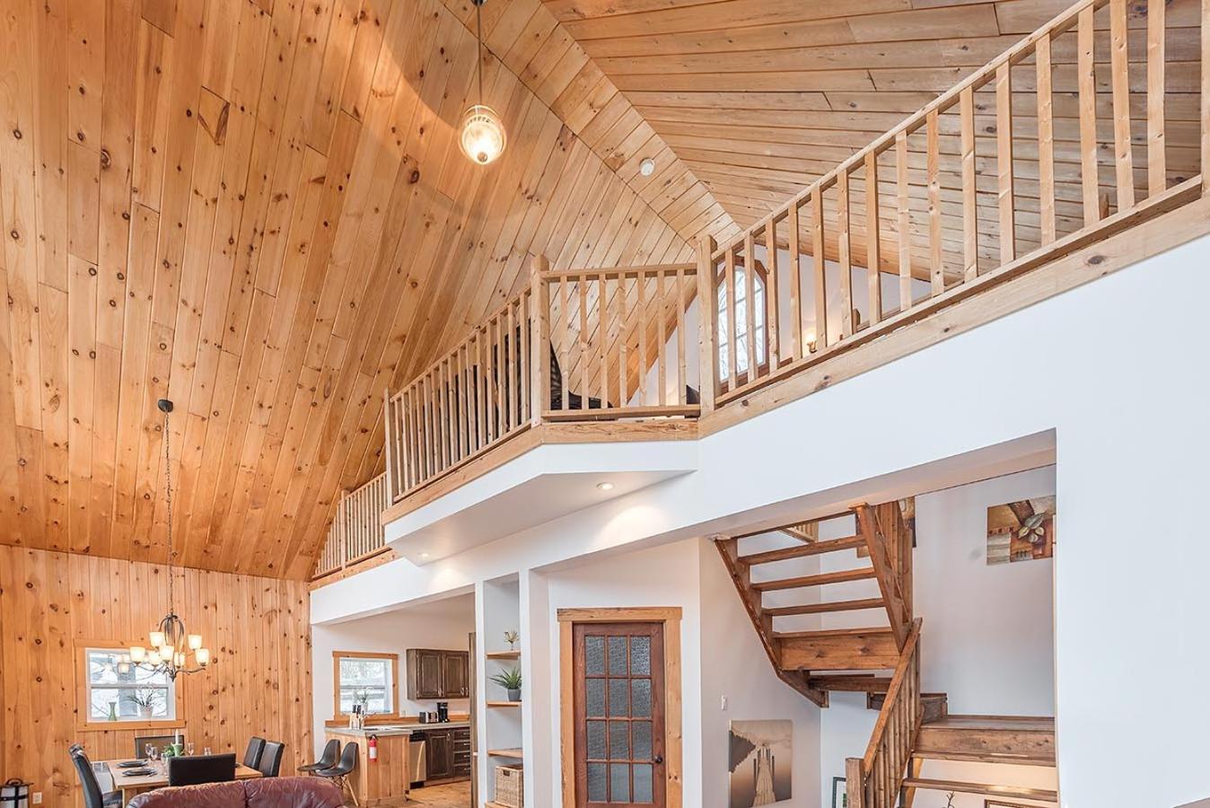 Rustic Waterfront Chalet Panoramic View and Spa