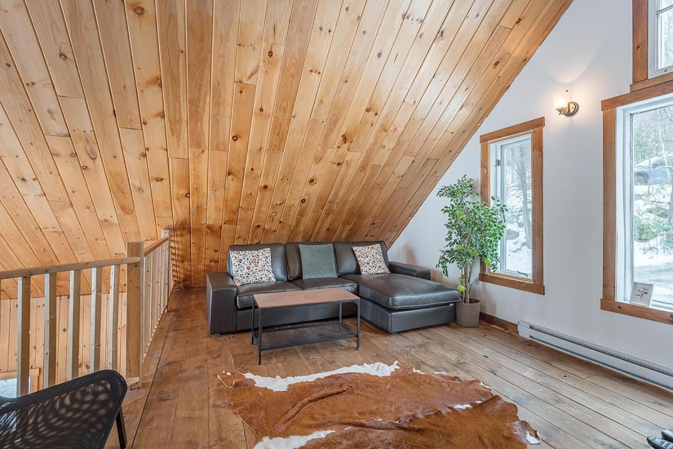 Rustic Waterfront Chalet Panoramic View and Spa