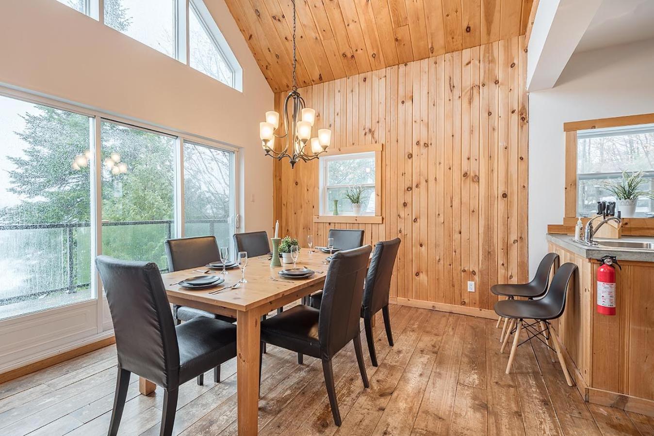 Rustic Waterfront Chalet Panoramic View and Spa