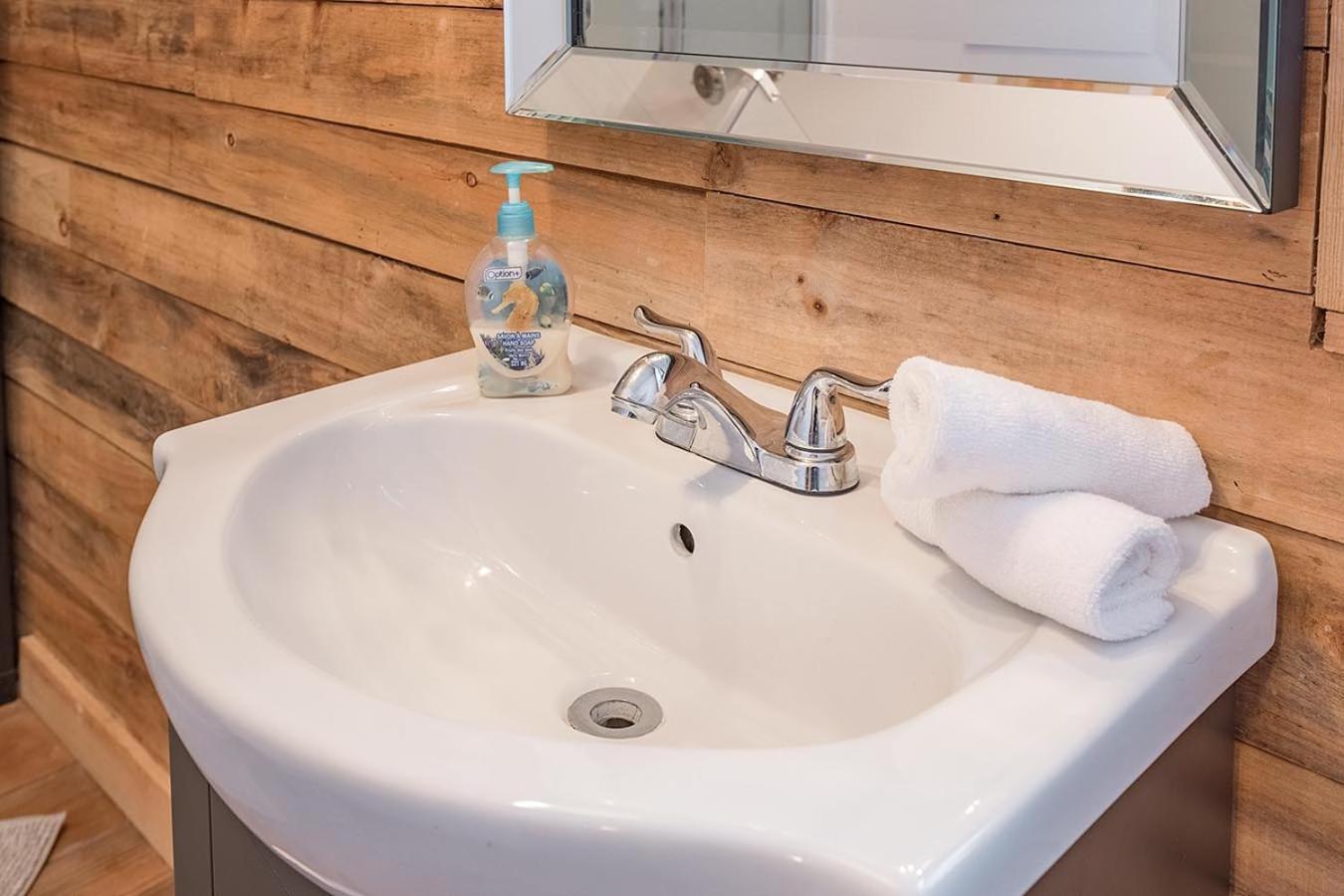 Rustic Waterfront Chalet Panoramic View and Spa