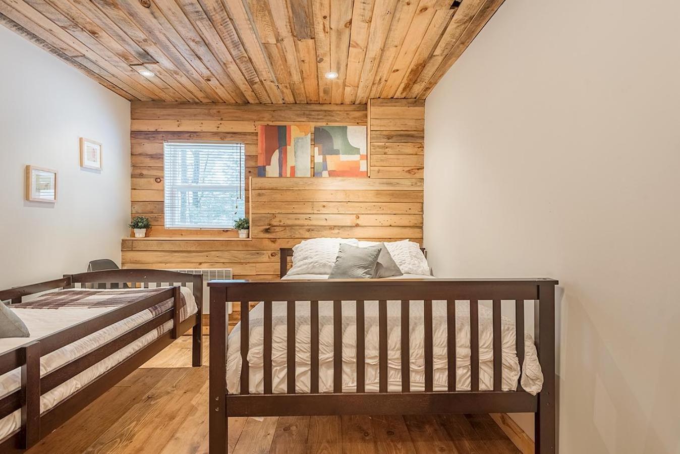 Rustic Waterfront Chalet Panoramic View and Spa