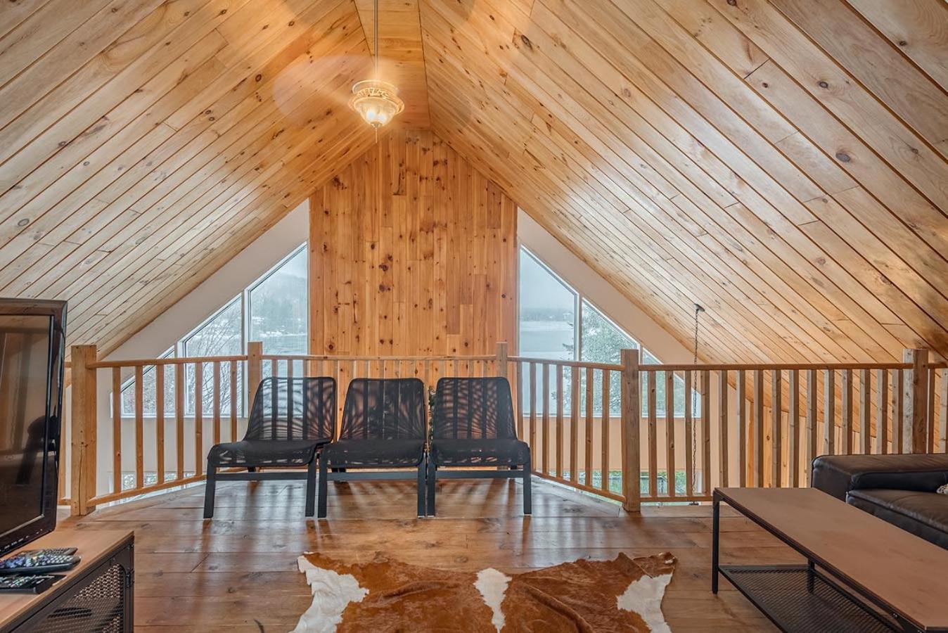 Rustic Waterfront Chalet Panoramic View and Spa