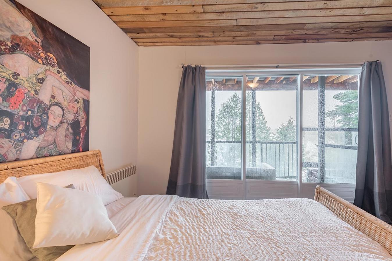 Rustic Waterfront Chalet Panoramic View and Spa