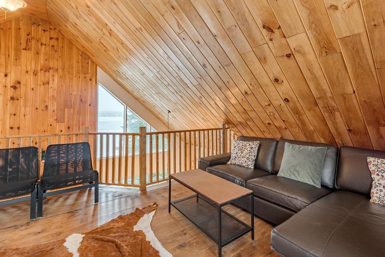 Rustic Waterfront Chalet Panoramic View and Spa