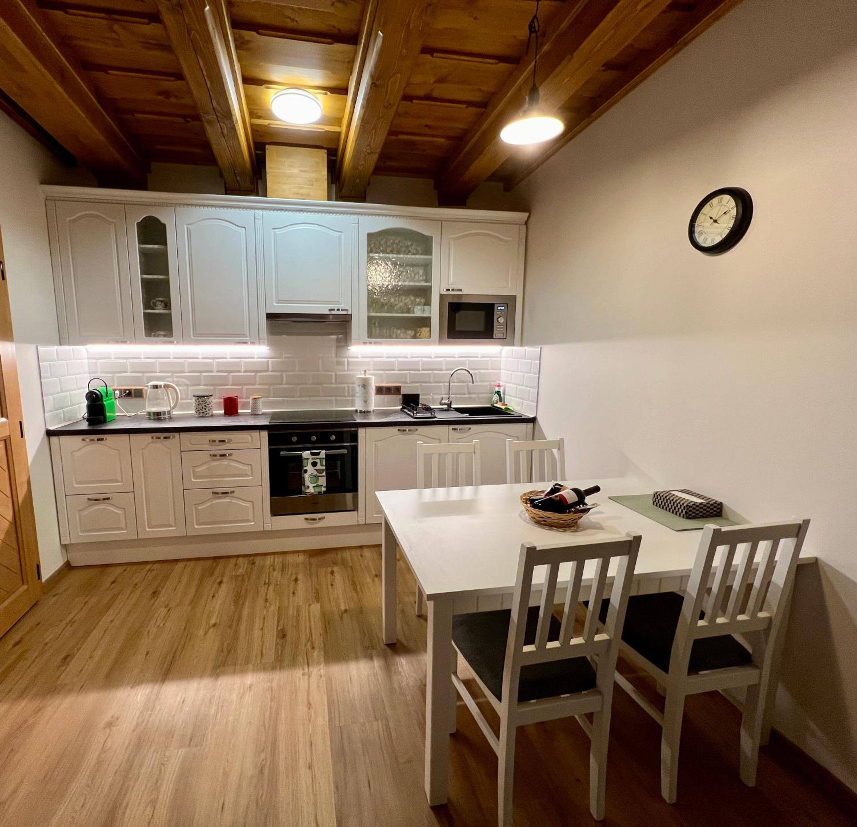 Apartmán 8, Jezerné
