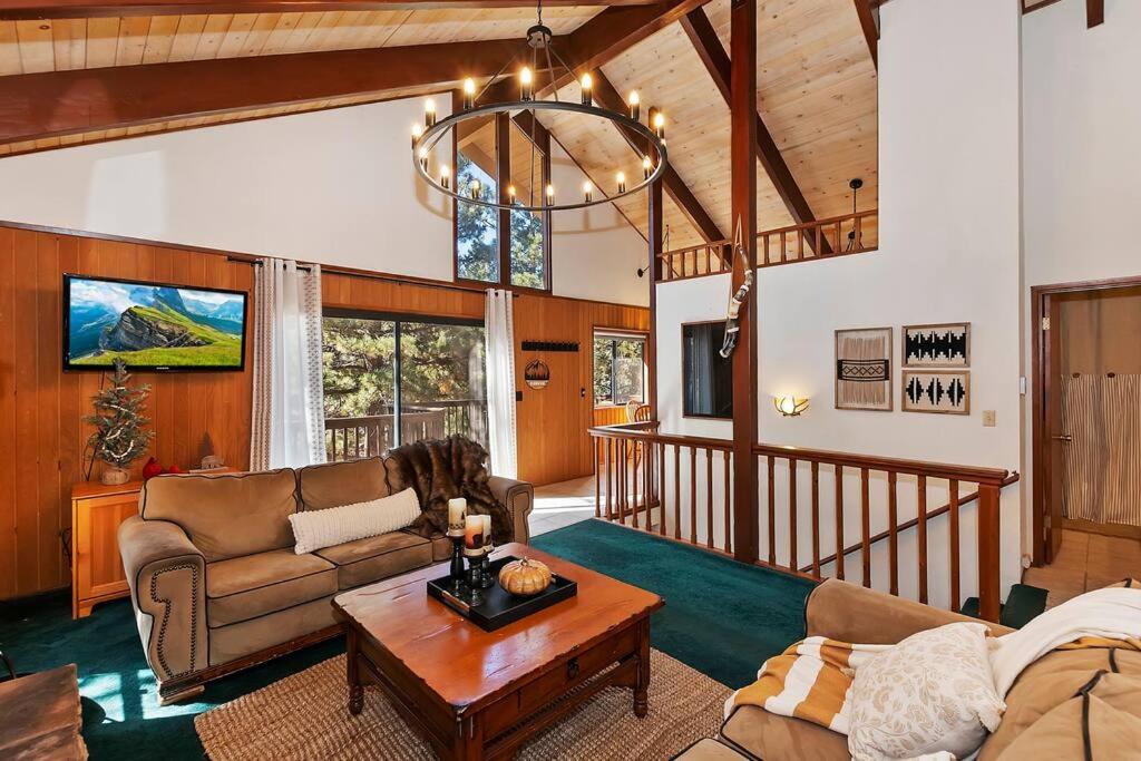 Everwood Serenity Treehouse onTrail head/Sledding