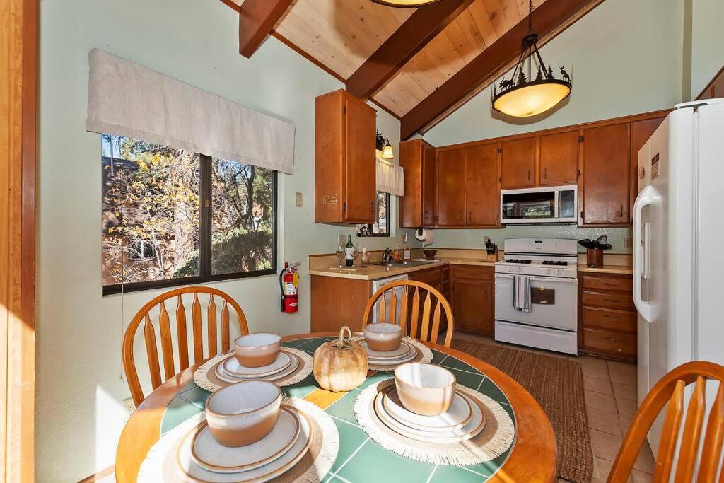 Everwood Serenity Treehouse onTrail head/Sledding
