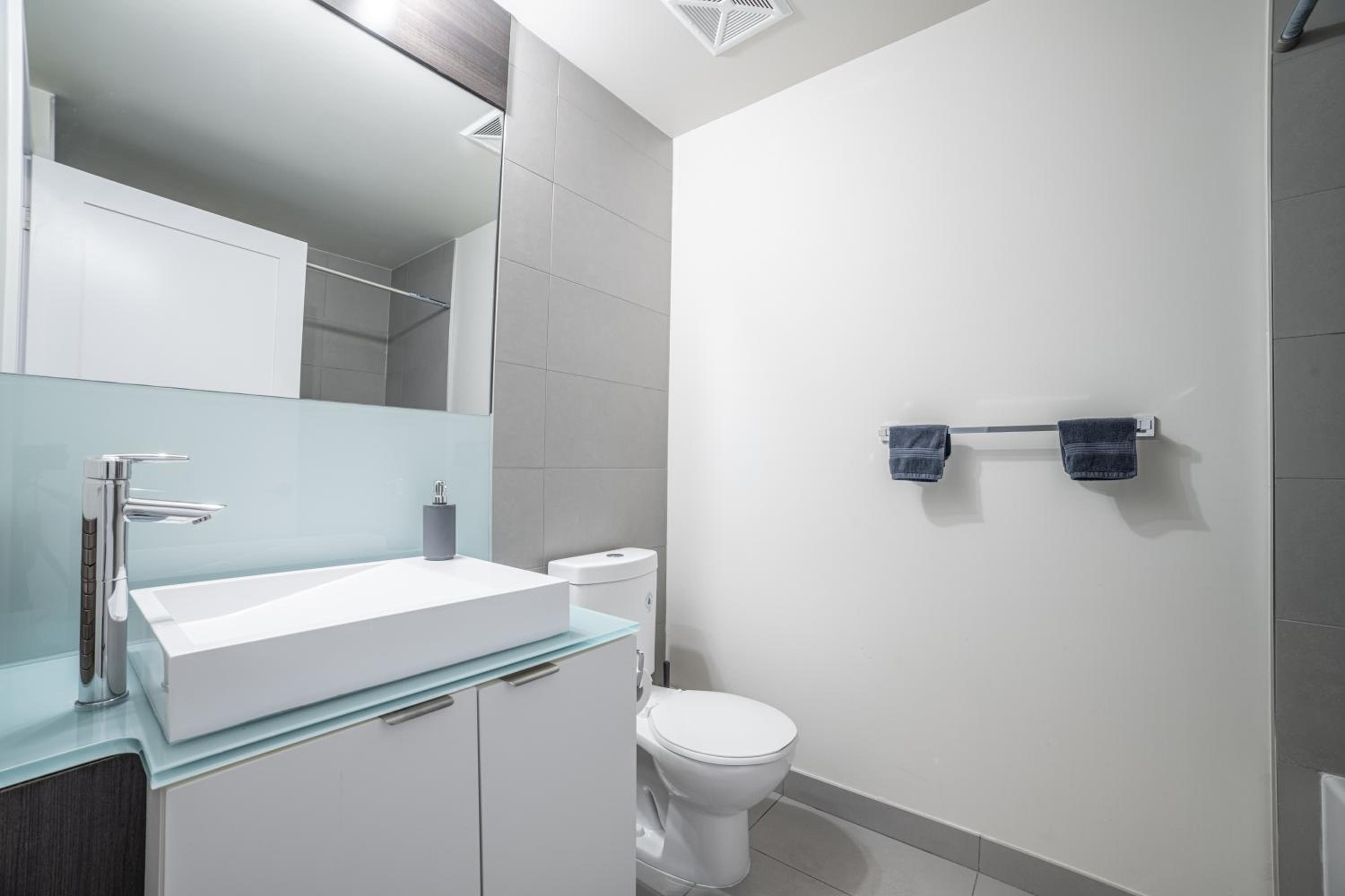 Luxury Condo w/Mesmerizing Sunset Views & FREE Parking