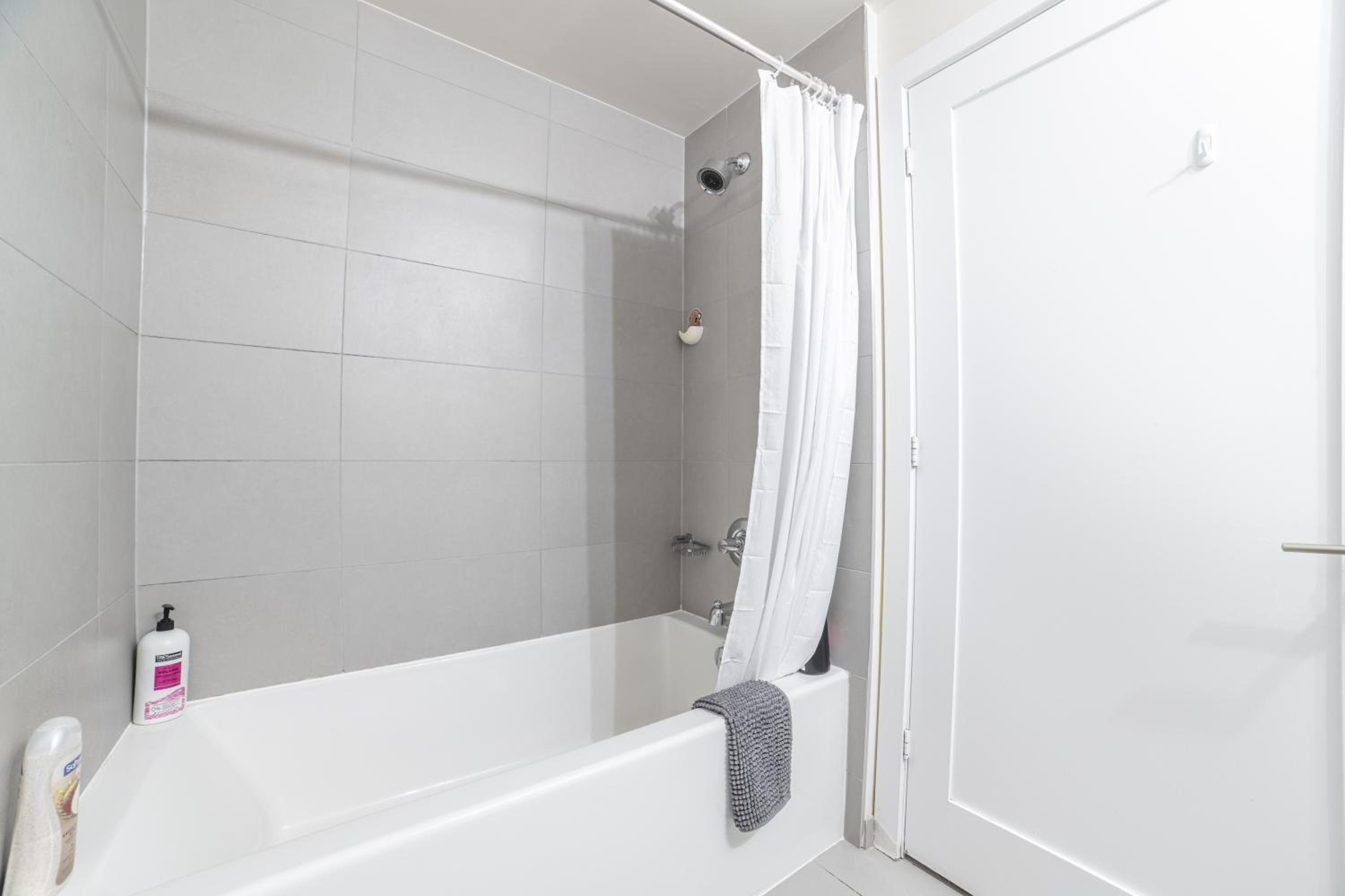 Luxury Condo w/Mesmerizing Sunset Views & FREE Parking