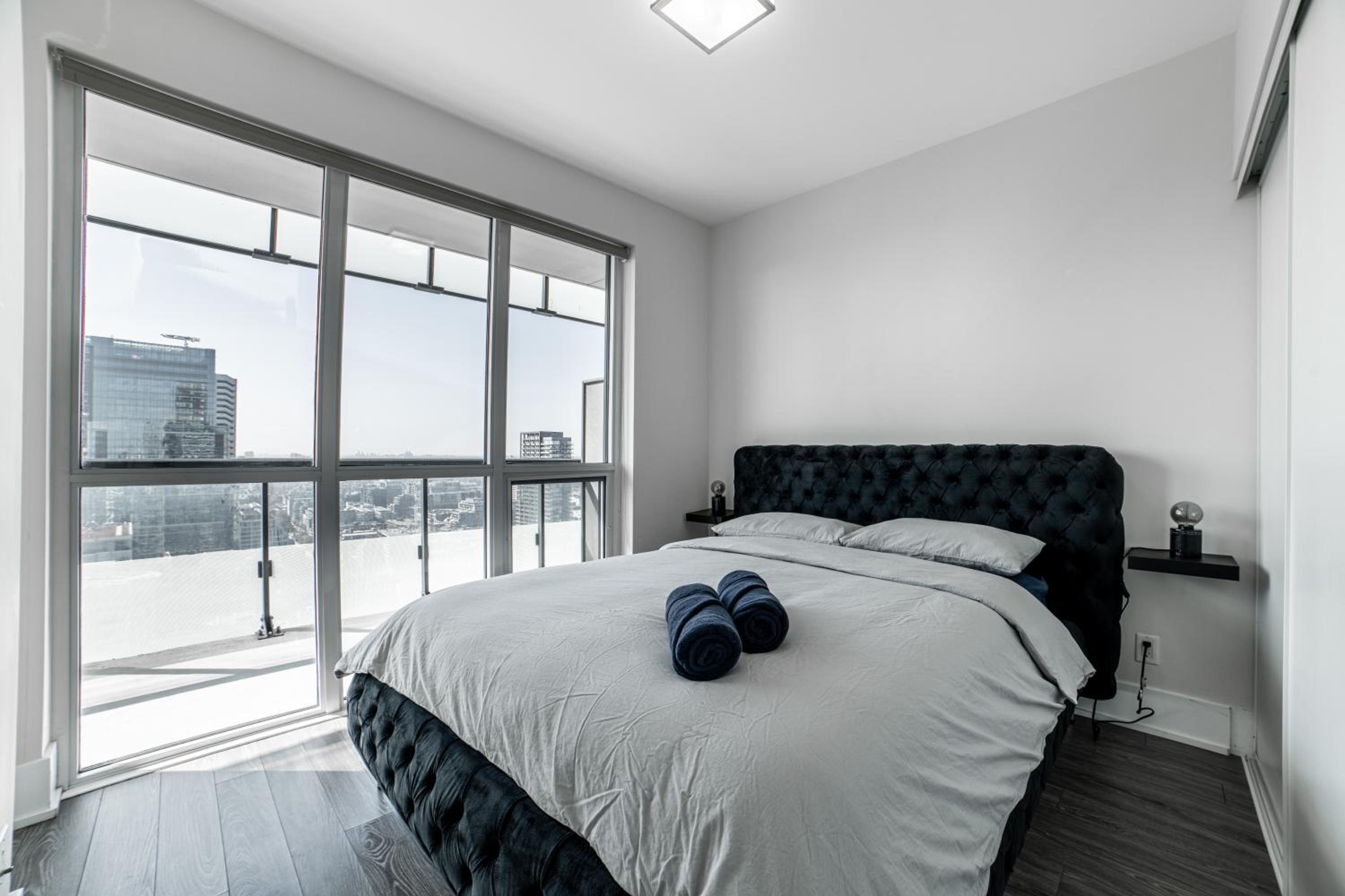 Luxury Condo w/Mesmerizing Sunset Views & FREE Parking
