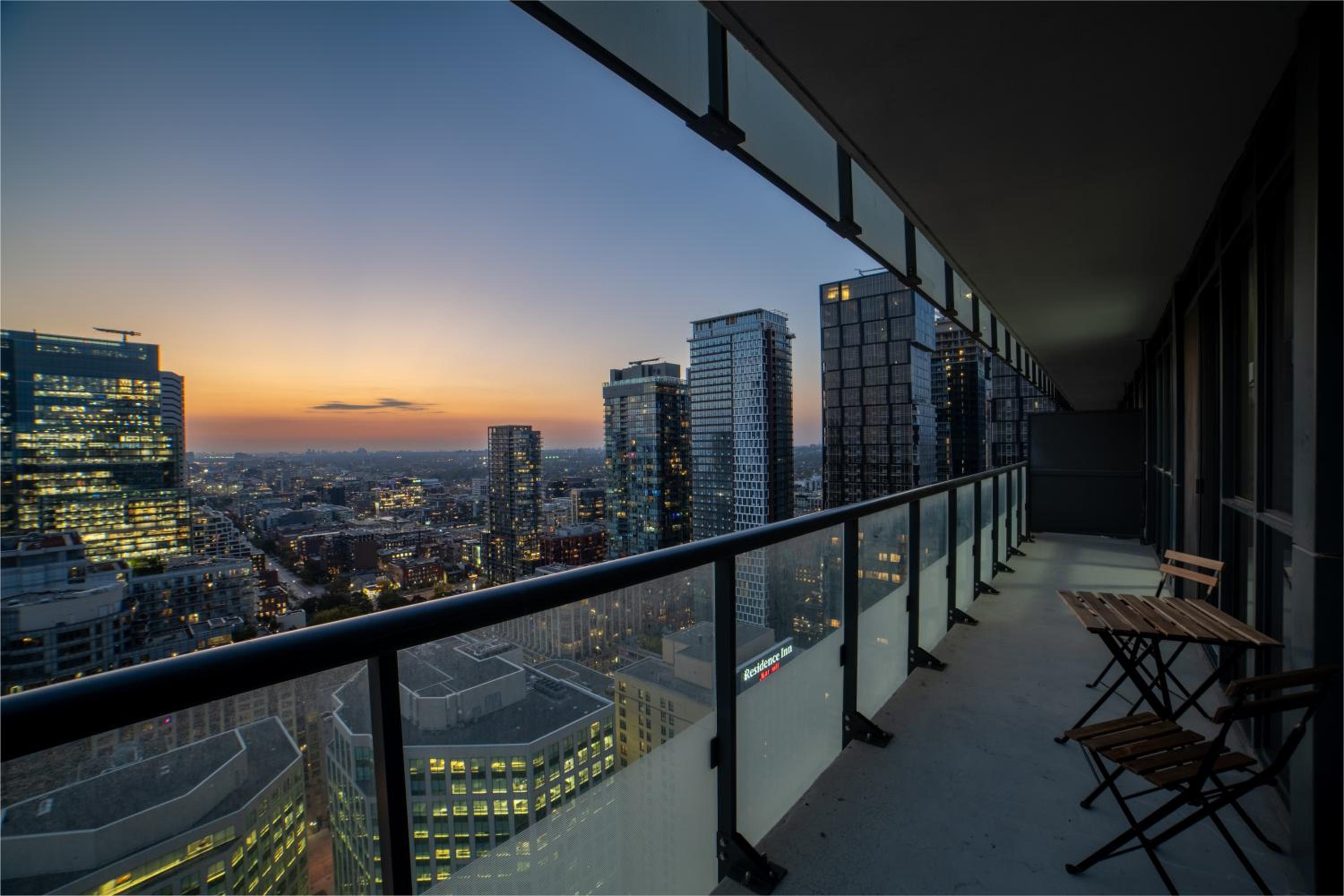Luxury Condo w/Mesmerizing Sunset Views & FREE Parking