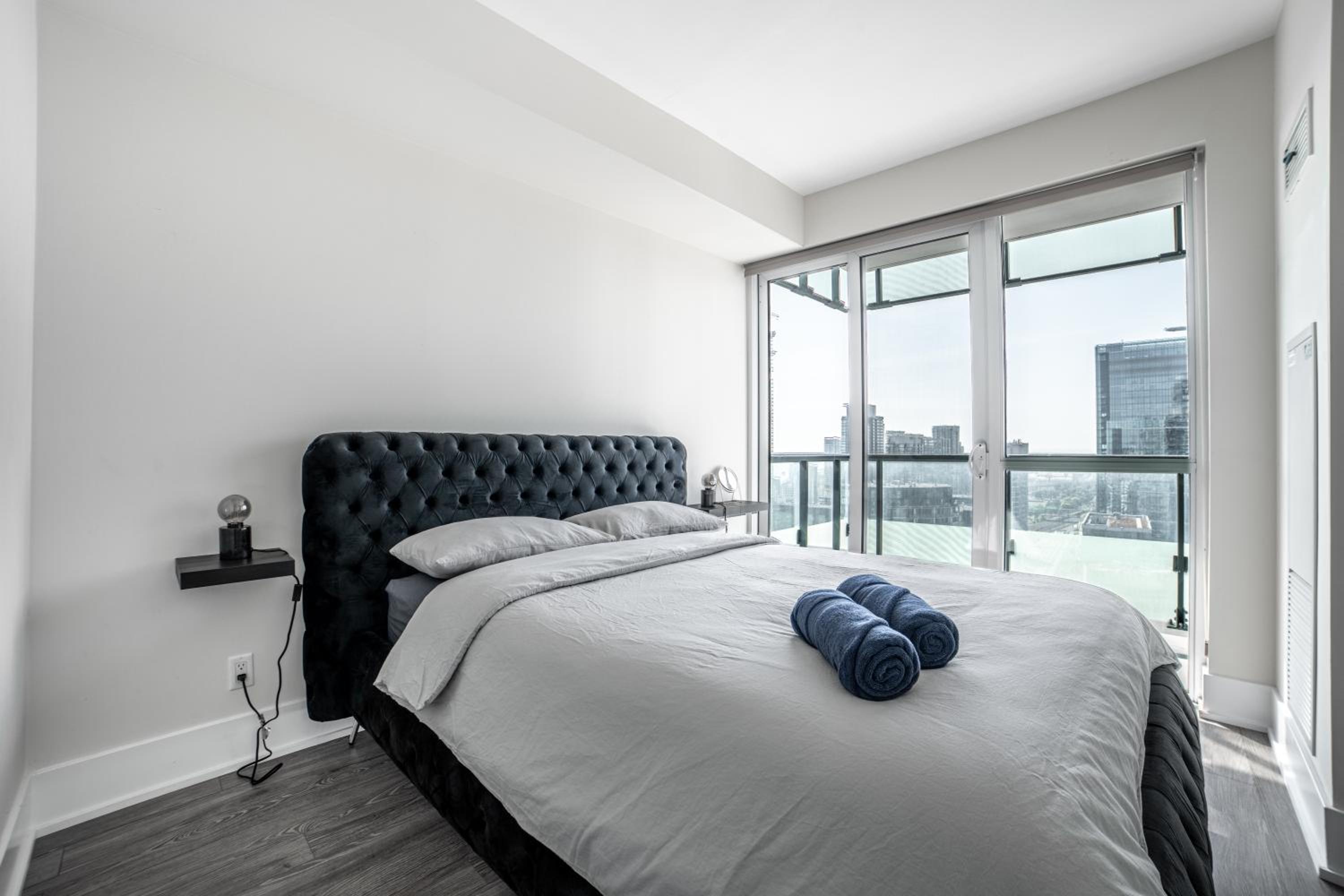 Luxury Condo w/Mesmerizing Sunset Views & FREE Parking