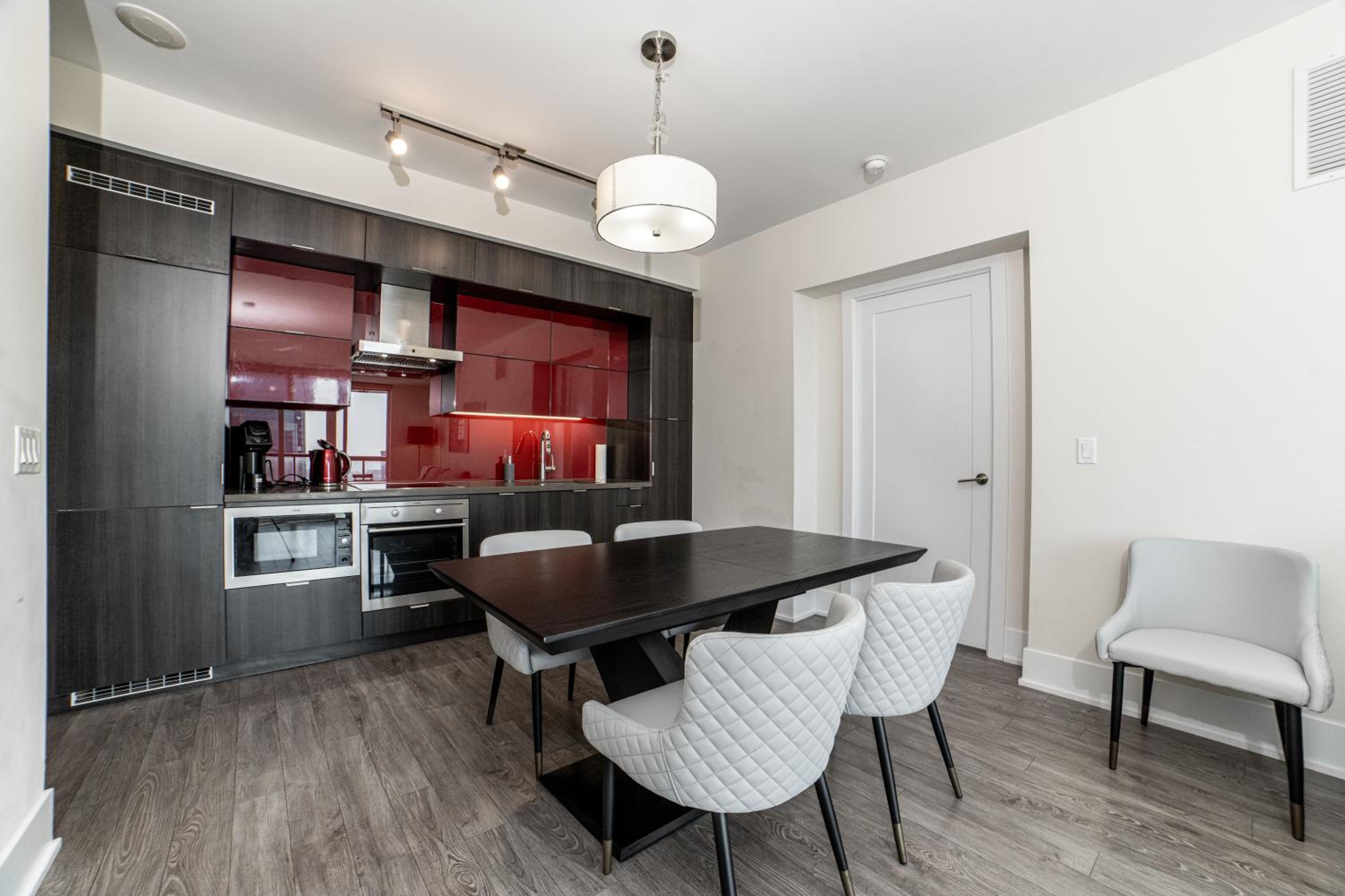 Luxury Condo w/Mesmerizing Sunset Views & FREE Parking