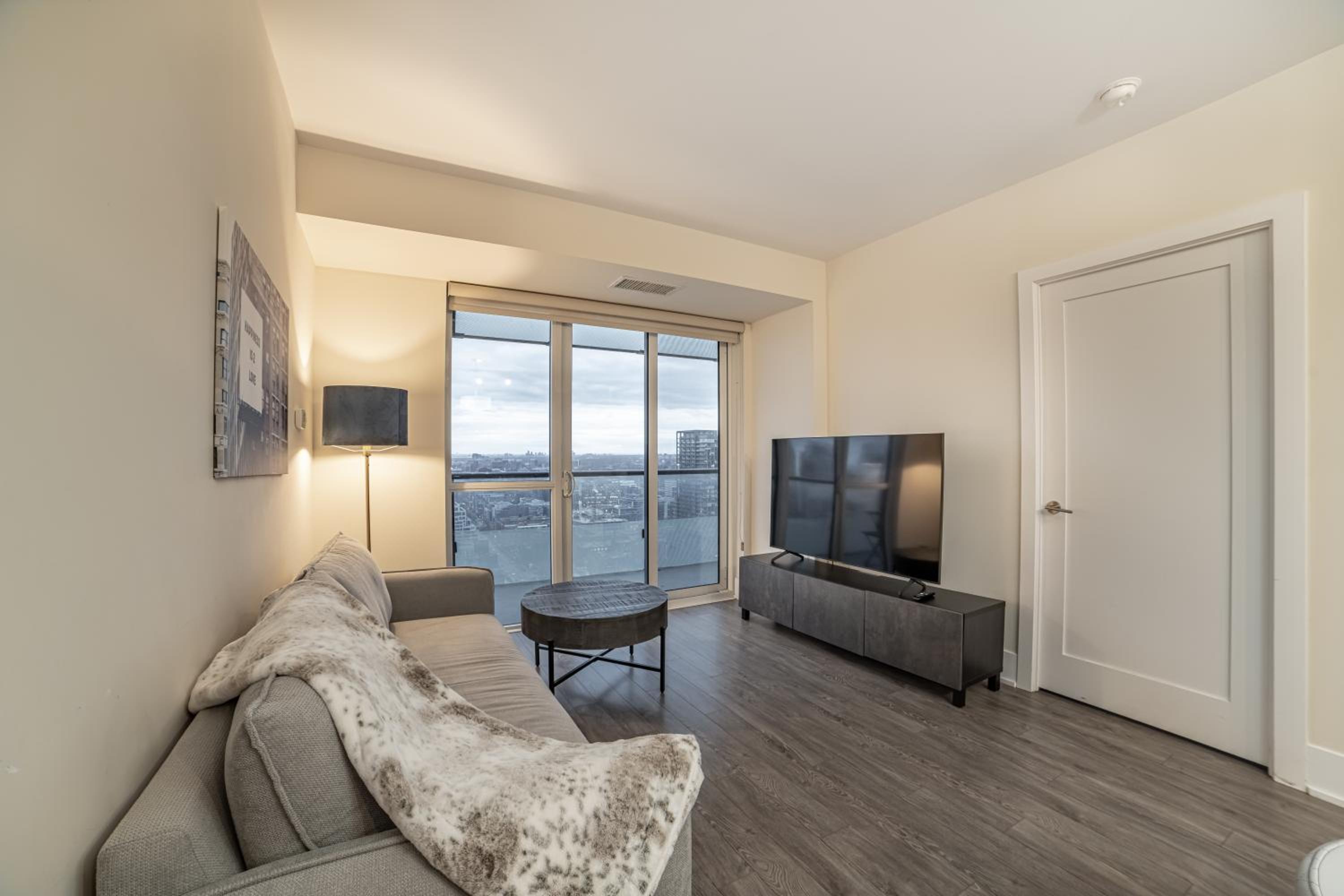 Luxury Condo w/Mesmerizing Sunset Views & FREE Parking