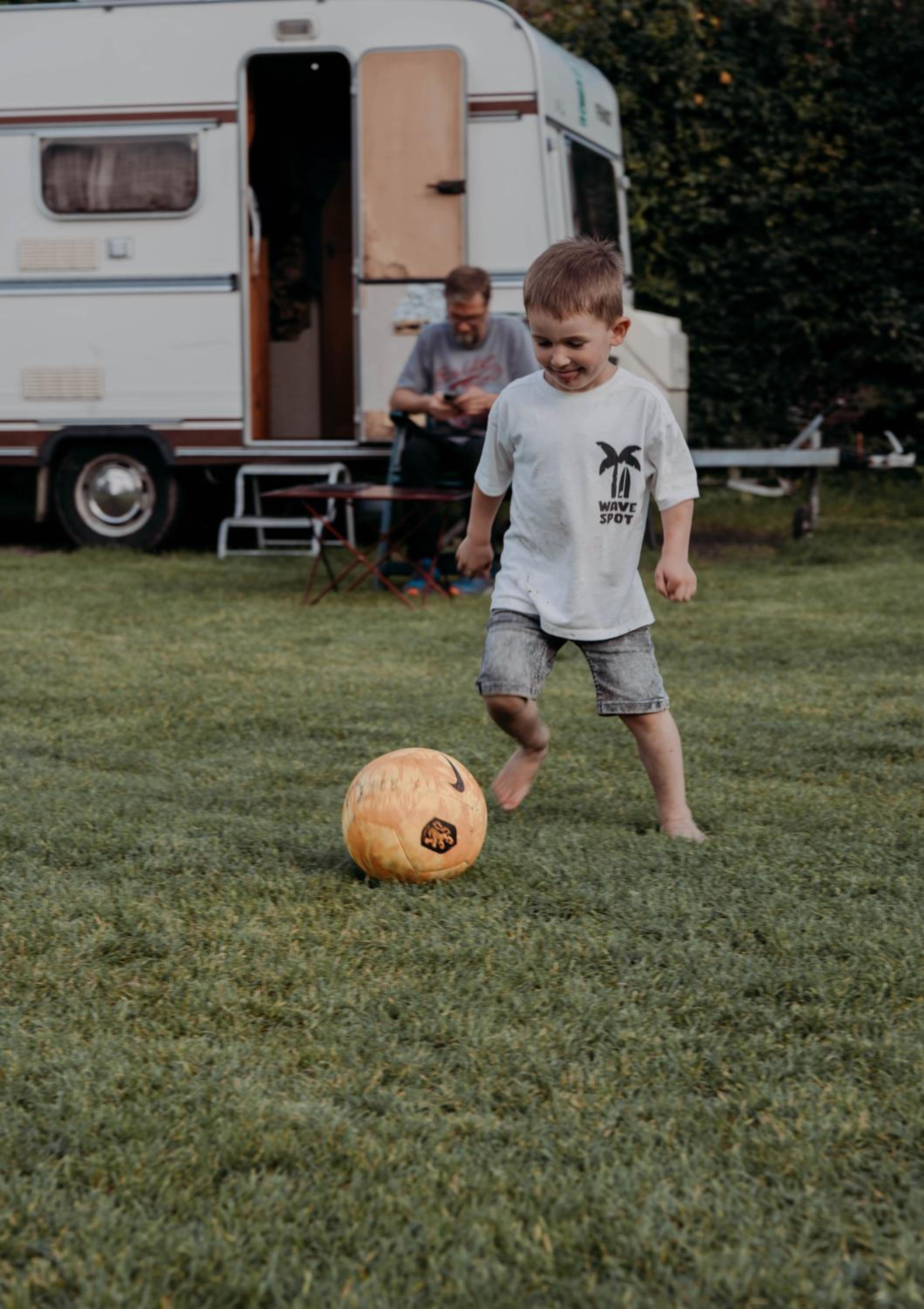 Camping De Tulpenweide lege Kampeerplaats, lege plaats op het gras zonder bed
