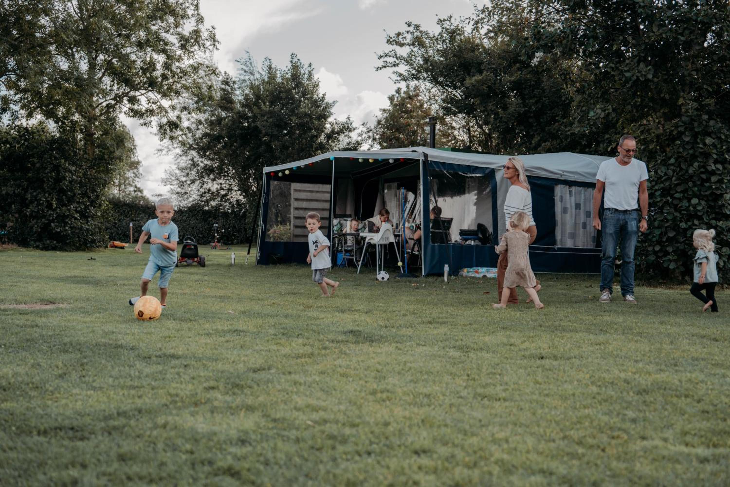 Camping De Tulpenweide lege Kampeerplaats, lege plaats op het gras zonder bed