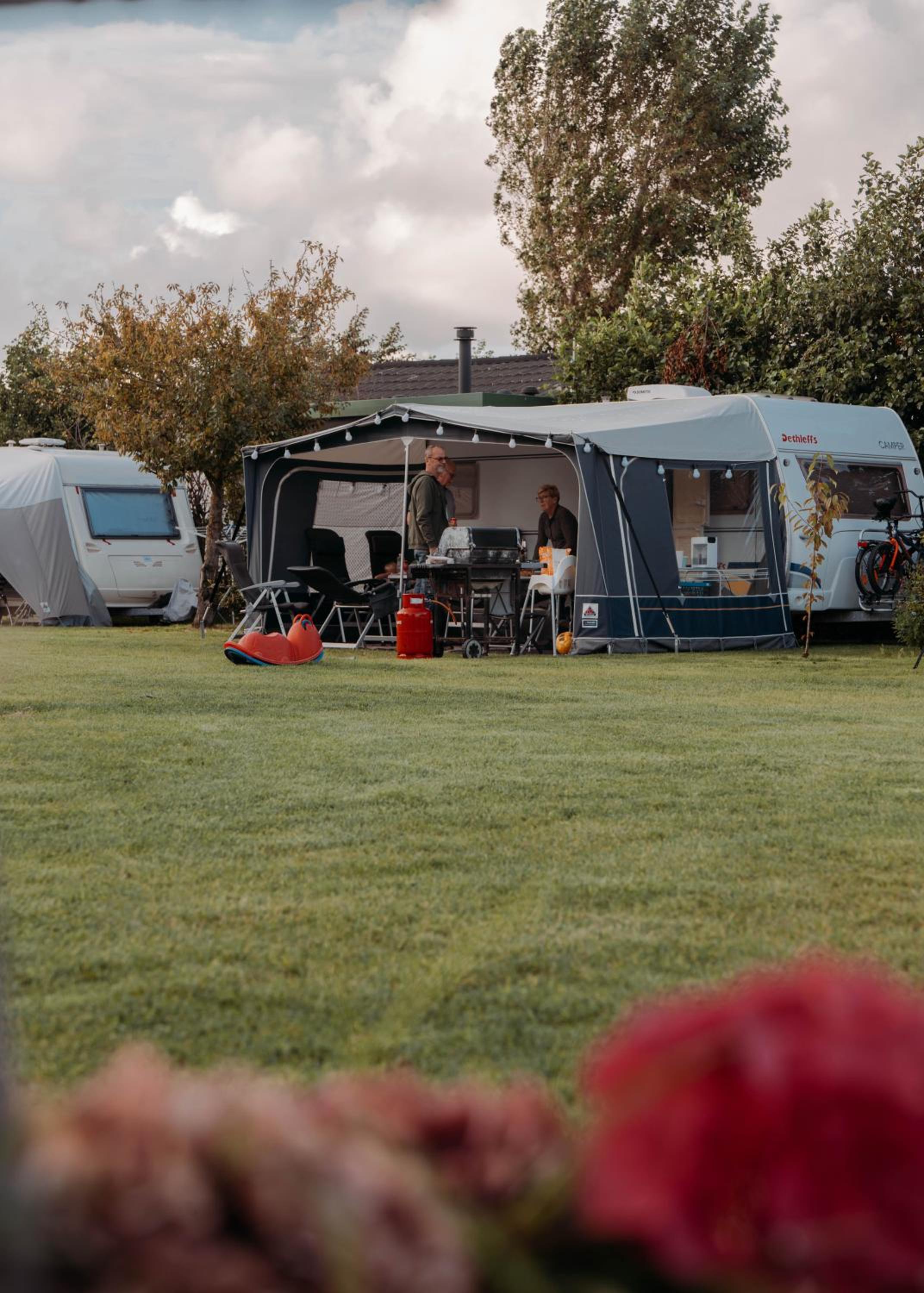 Camping De Tulpenweide lege Kampeerplaats, lege plaats op het gras zonder bed