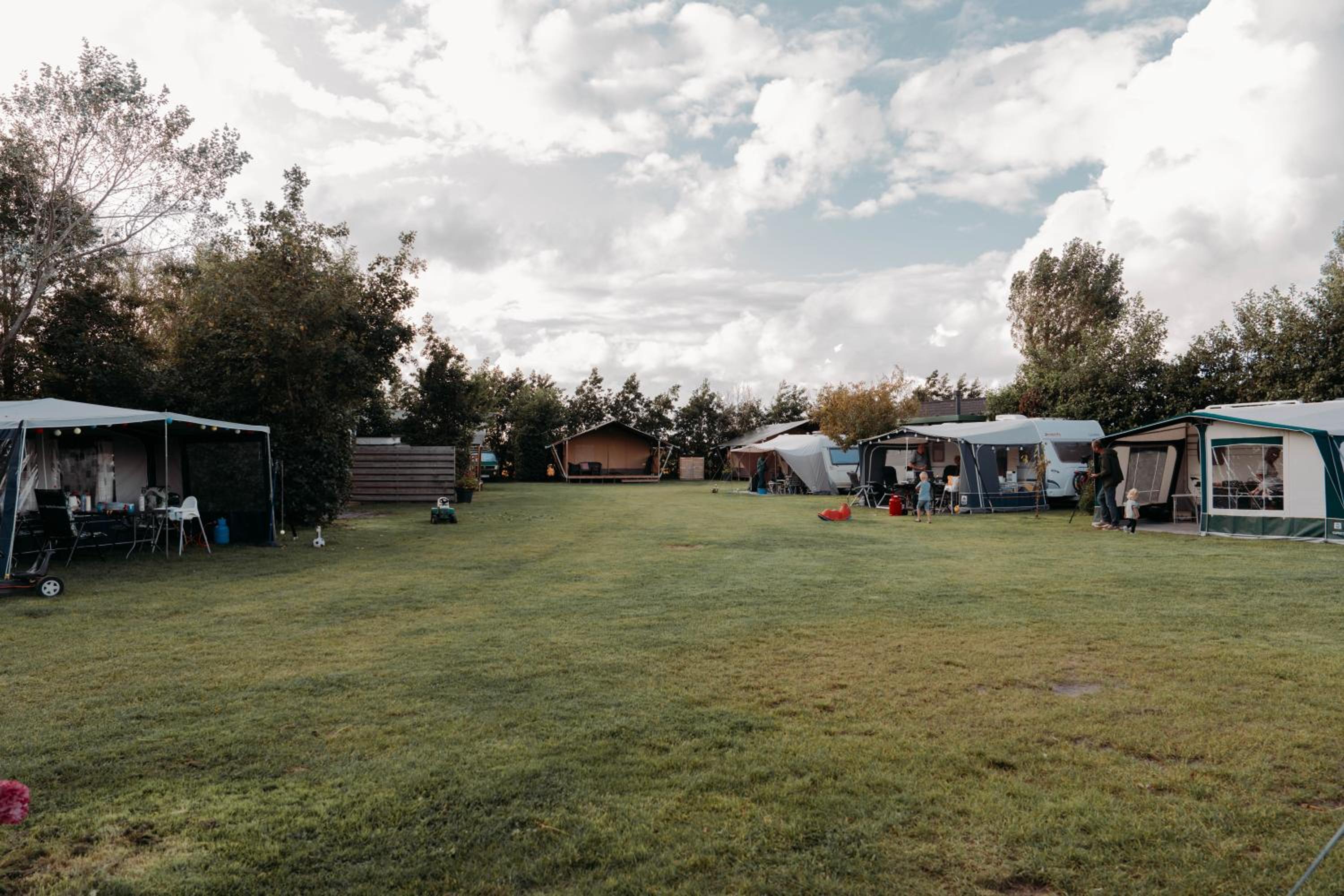 Camping De Tulpenweide lege Kampeerplaats, lege plaats op het gras zonder bed