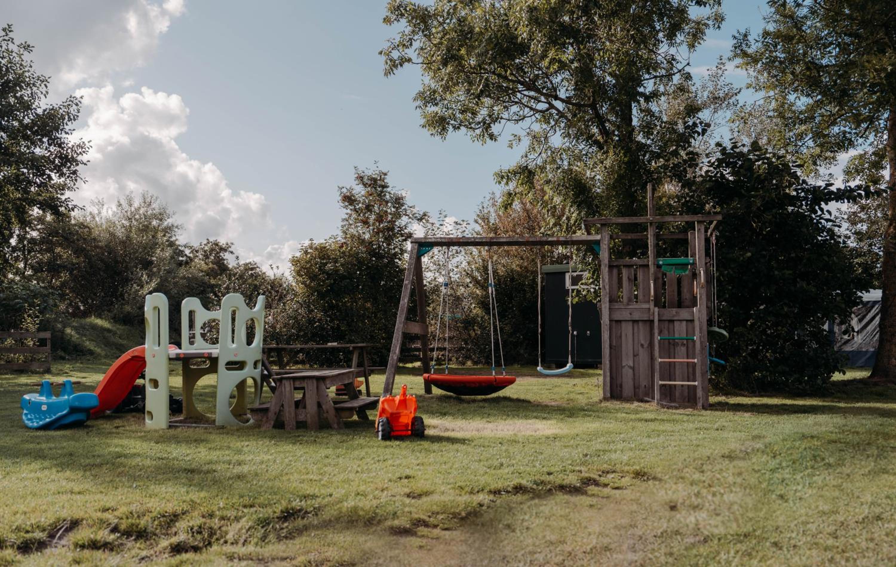 Camping De Tulpenweide lege Kampeerplaats, lege plaats op het gras zonder bed