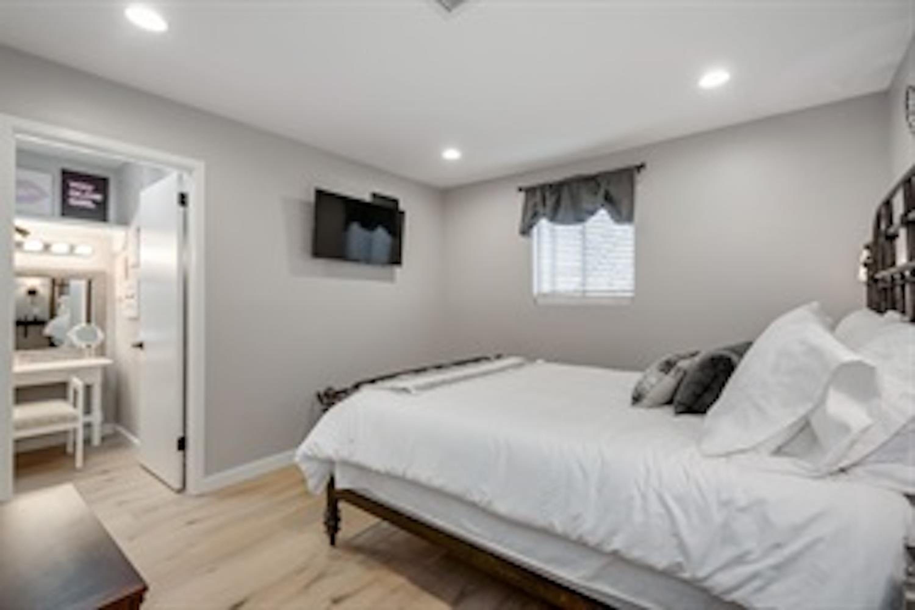 Photograph supplied for Beautiful Downtown Nashville Condo By the River-1012