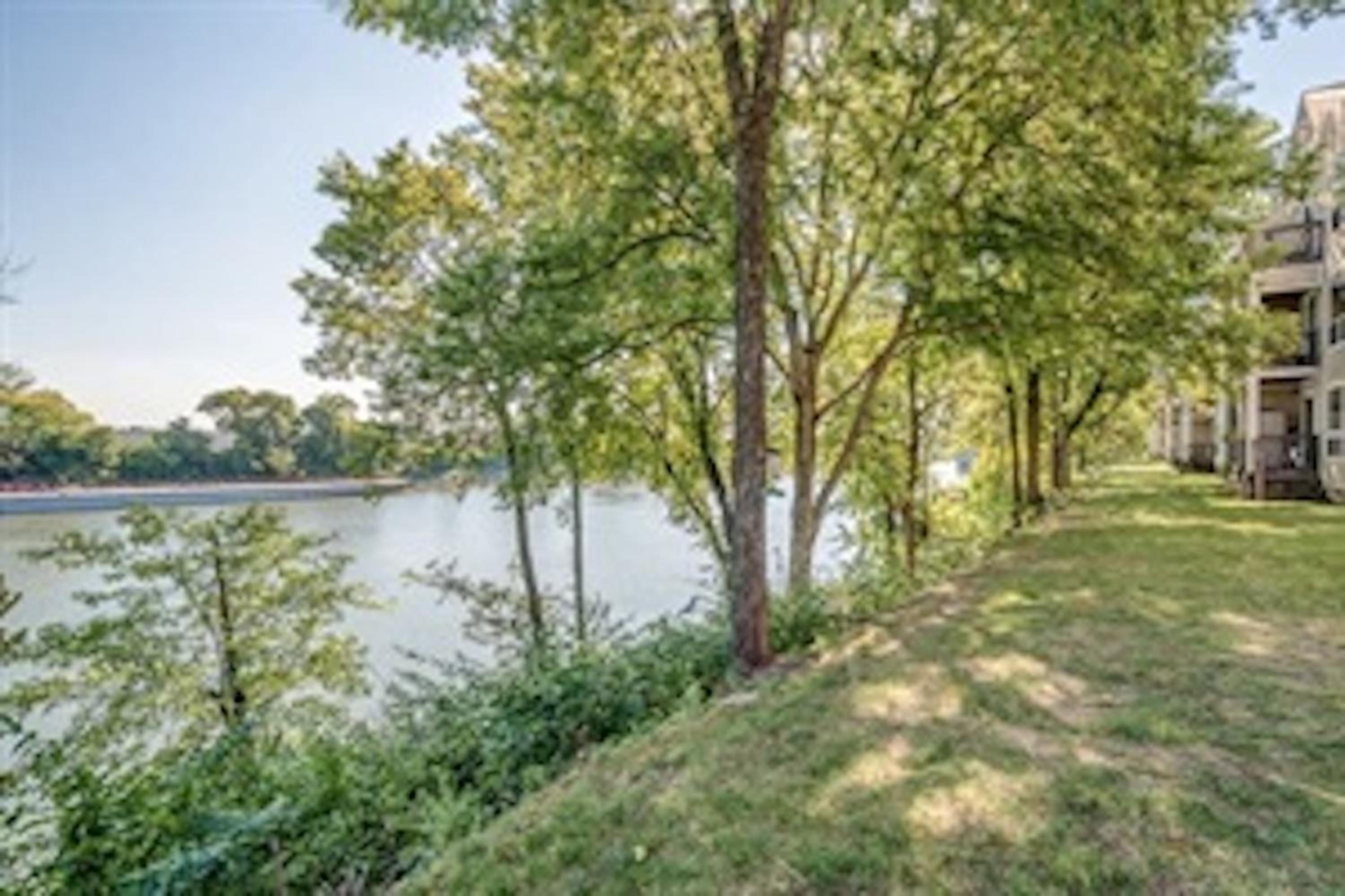 Photograph supplied for Beautiful Downtown Nashville Condo By the River-1012