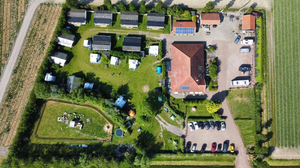 Camping De Tulpenweide lege Kampeerplaats, lege plaats op het gras zonder bed