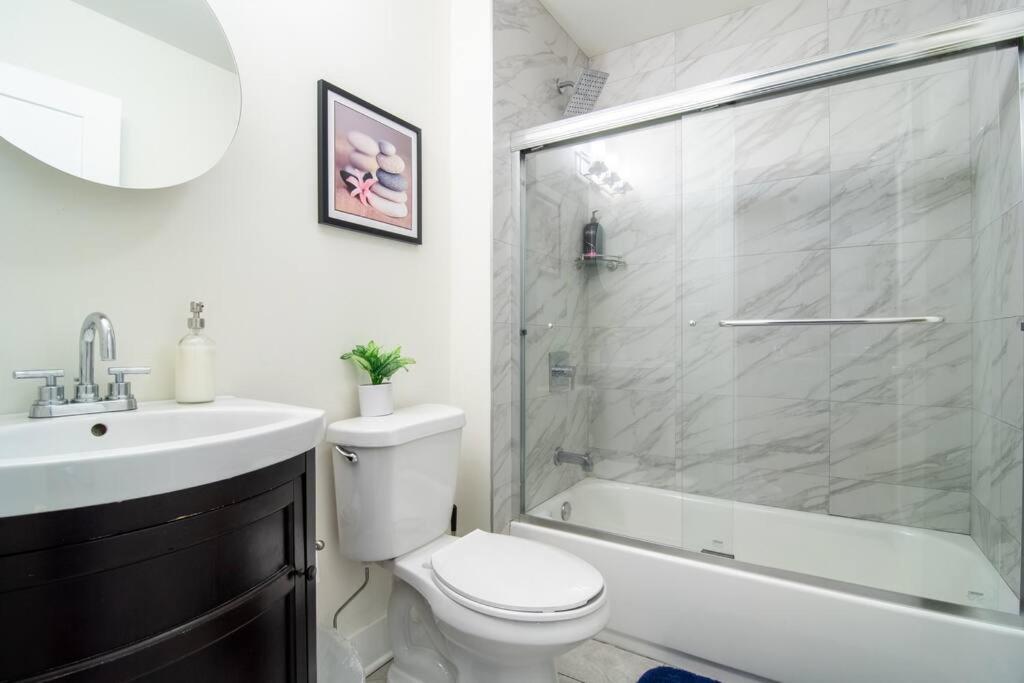 Stylish Cozy 3BR 420 Friendly Apartment with Gym Near McCormick Place, Grant Park and Soldier Field photo 4