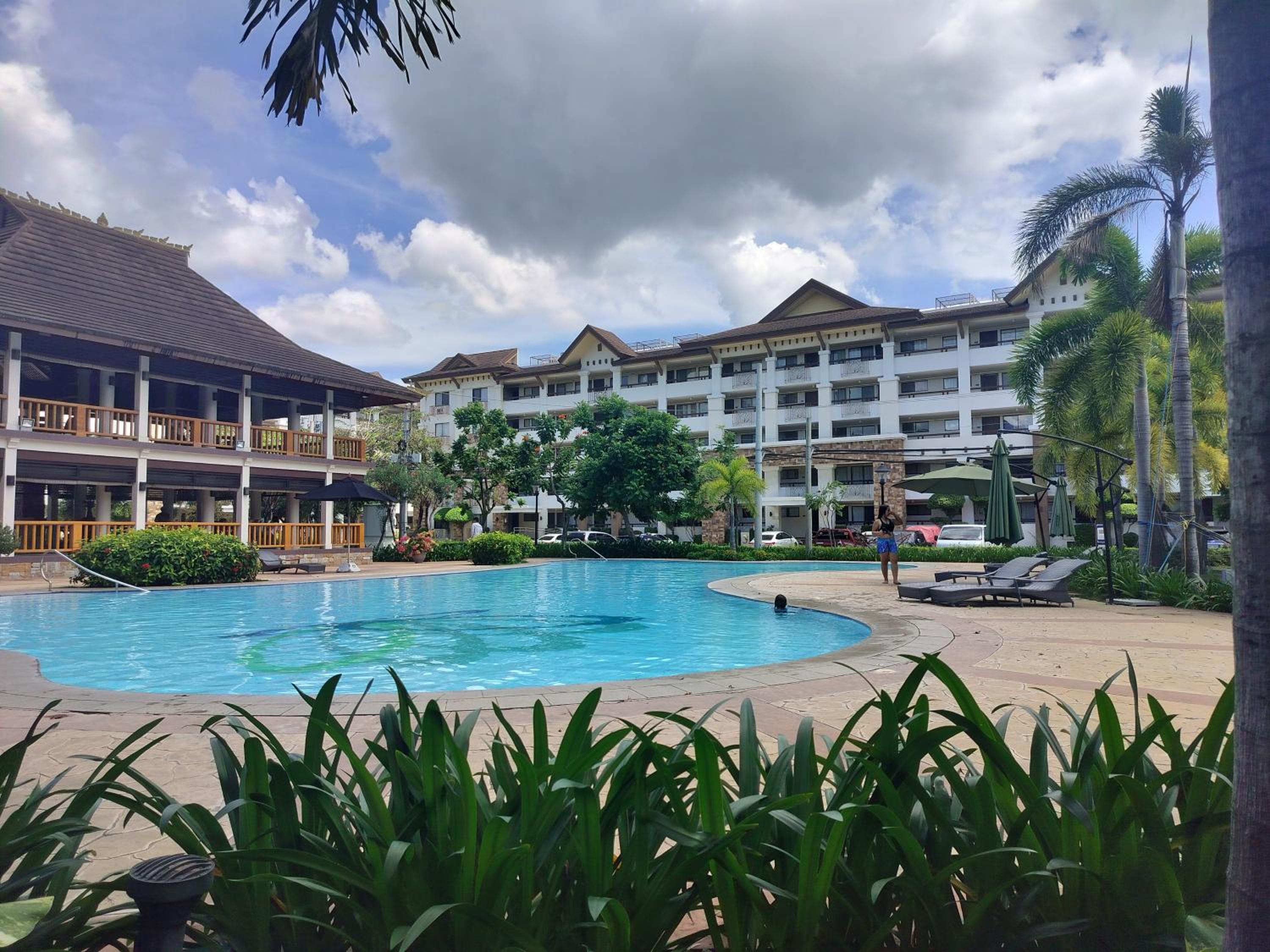 2Bedrooms fully furnished back SM Mall view 4