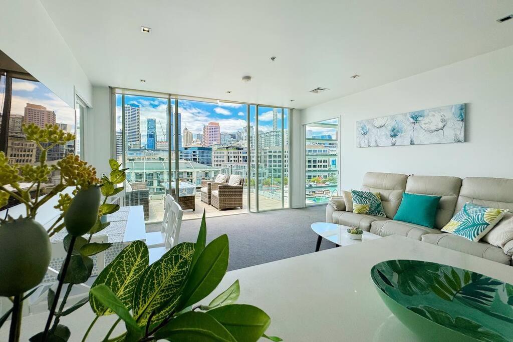 Waterfront Apartment with Sky tower & Harbour View view 2