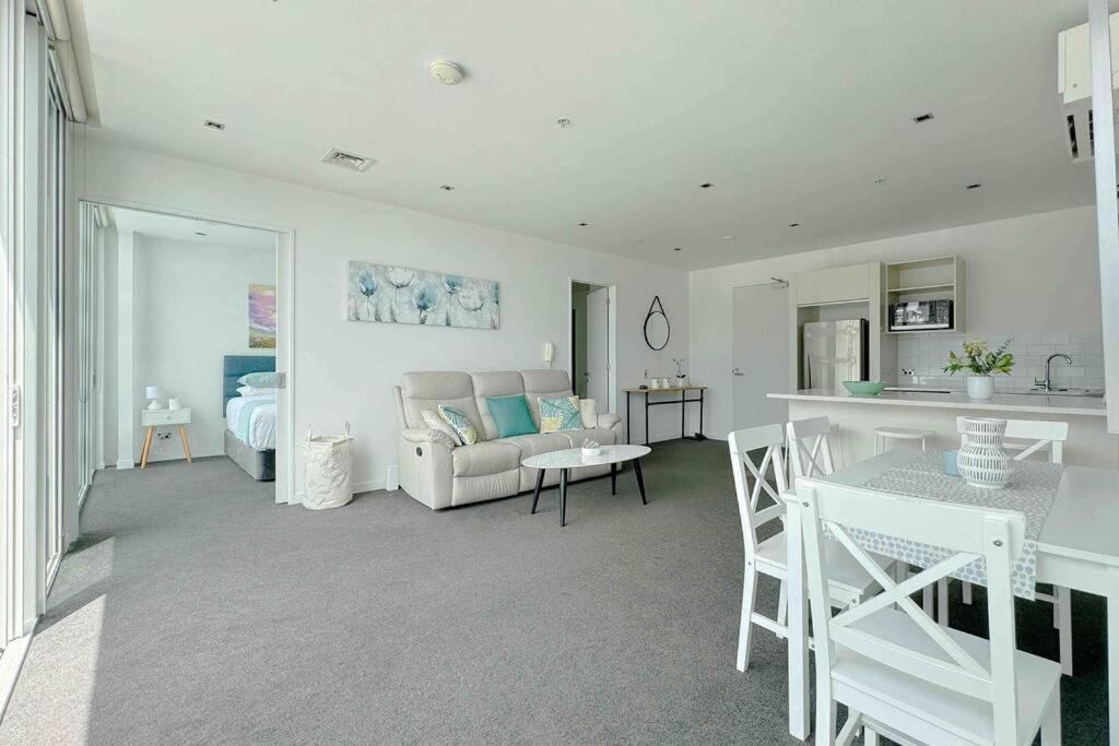 Waterfront Apartment with Sky tower & Harbour View view 4