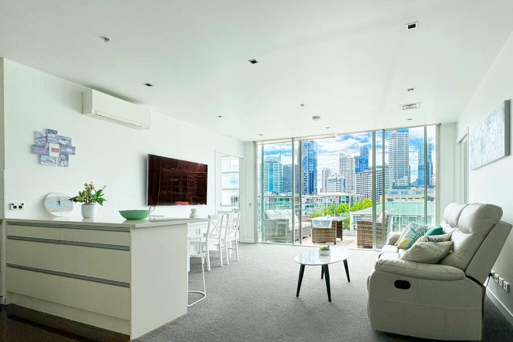 Waterfront Apartment with Sky tower & Harbour View view 5
