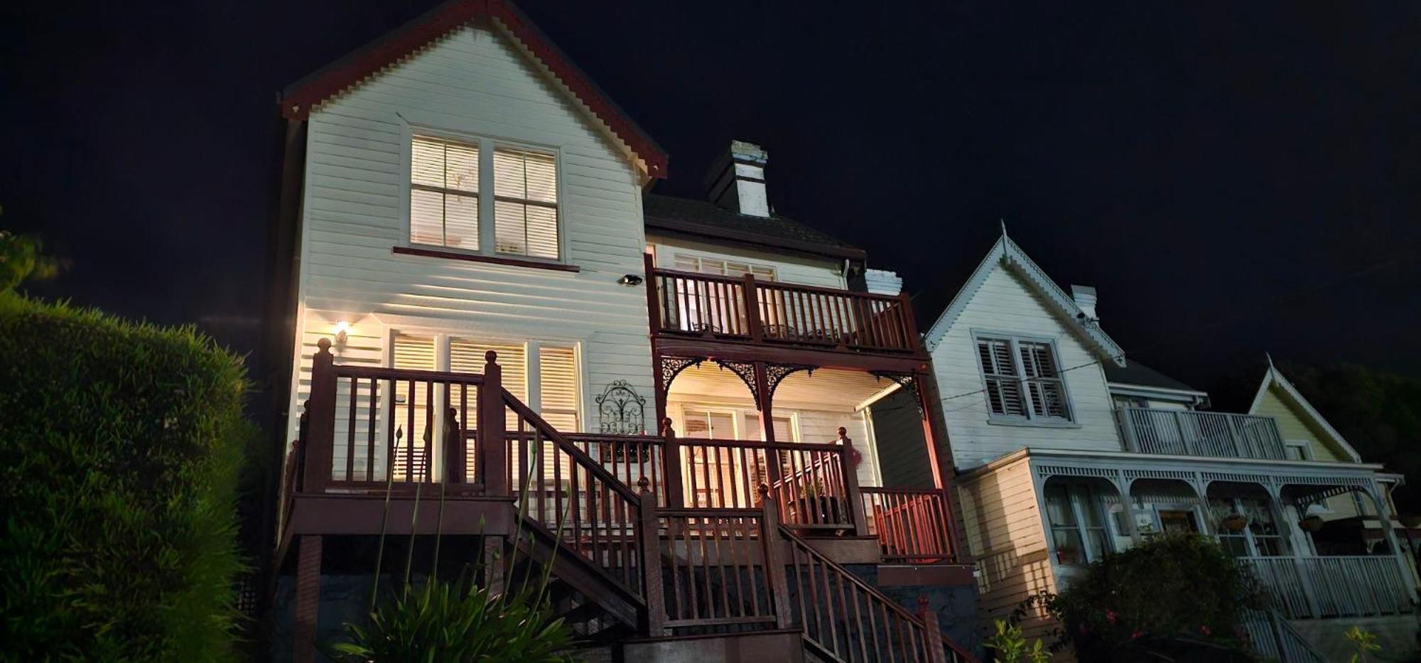Mersey River Cottage ( cir 1888) Central location with Amazing Ocean and Habour Views.
