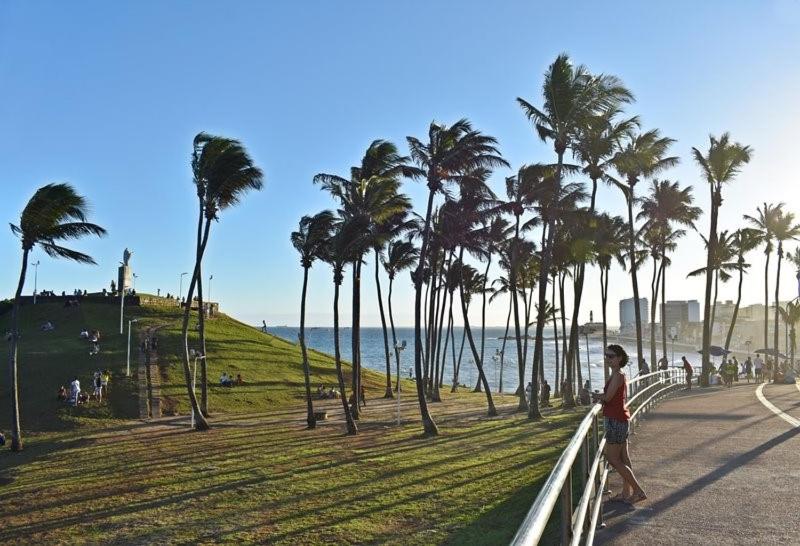 Lindo e Econômico, 2min da praia, perto Farol da Barra