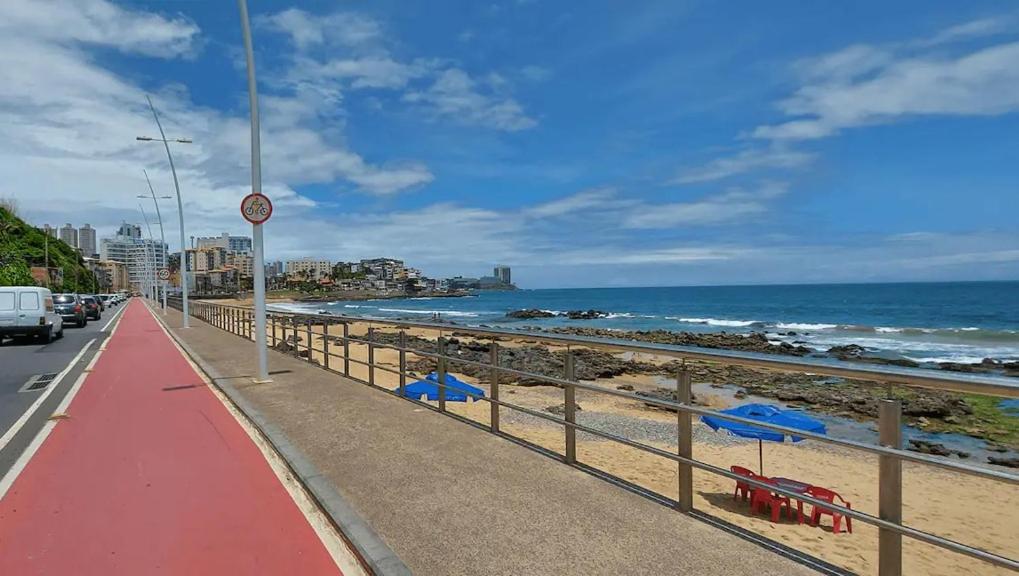 Lindo e Econômico, 2min da praia, perto Farol da Barra