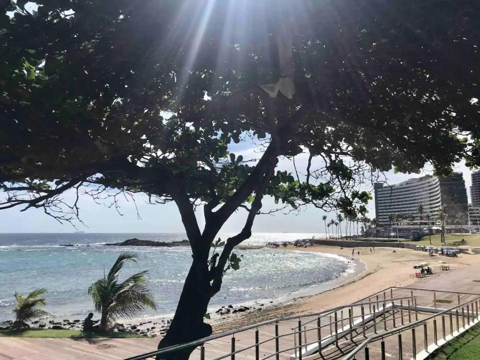 Lindo e Econômico, 2min da praia, perto Farol da Barra