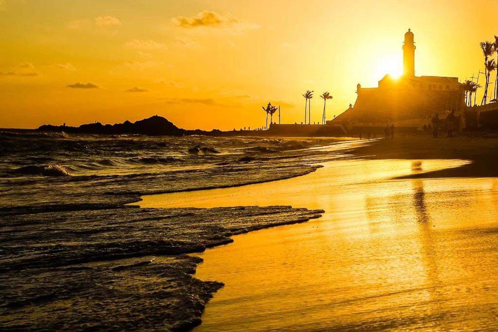 Lindo e Econômico, 2min da praia, perto Farol da Barra