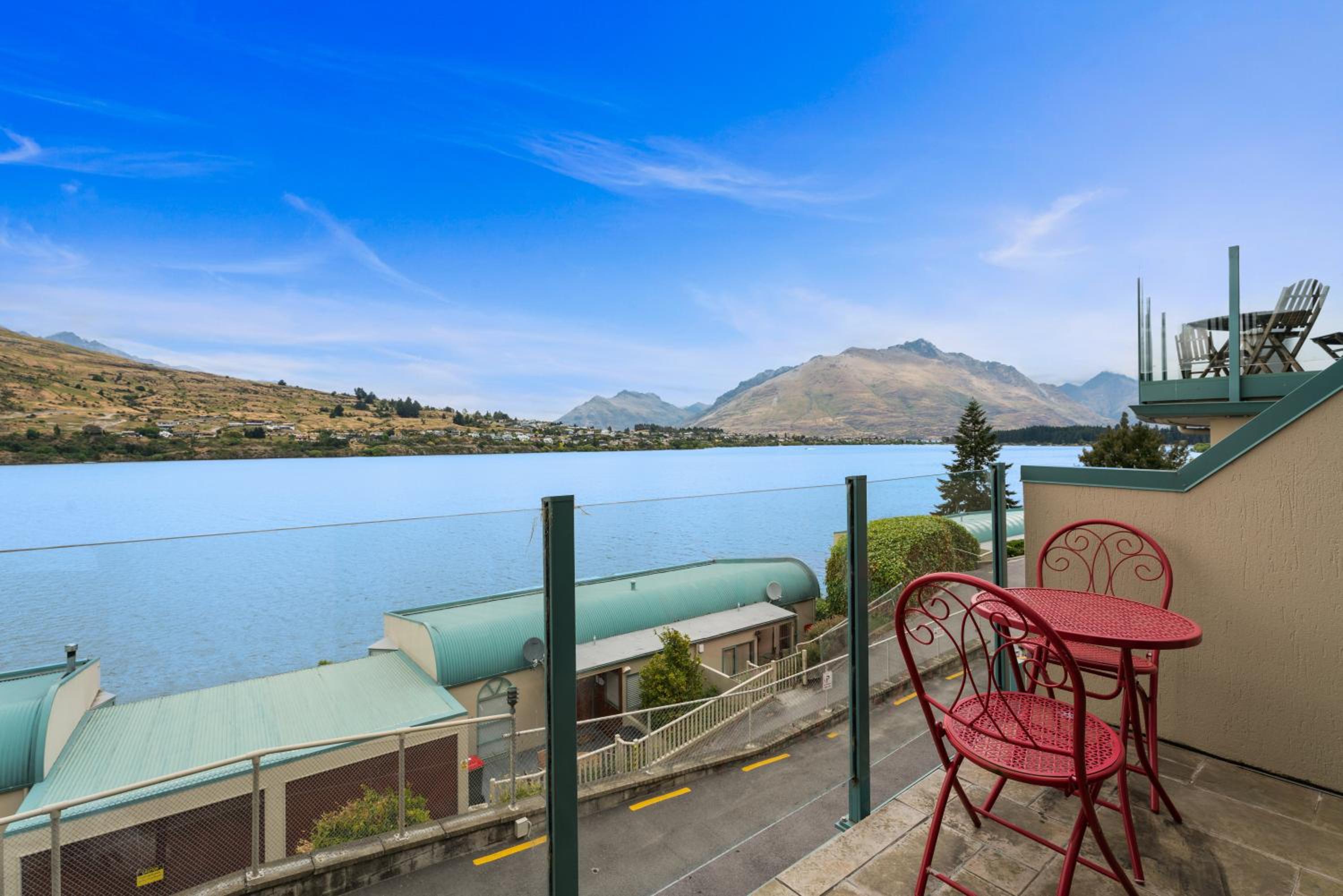 Charming Lakeside Apartment at Remarkables Retreat