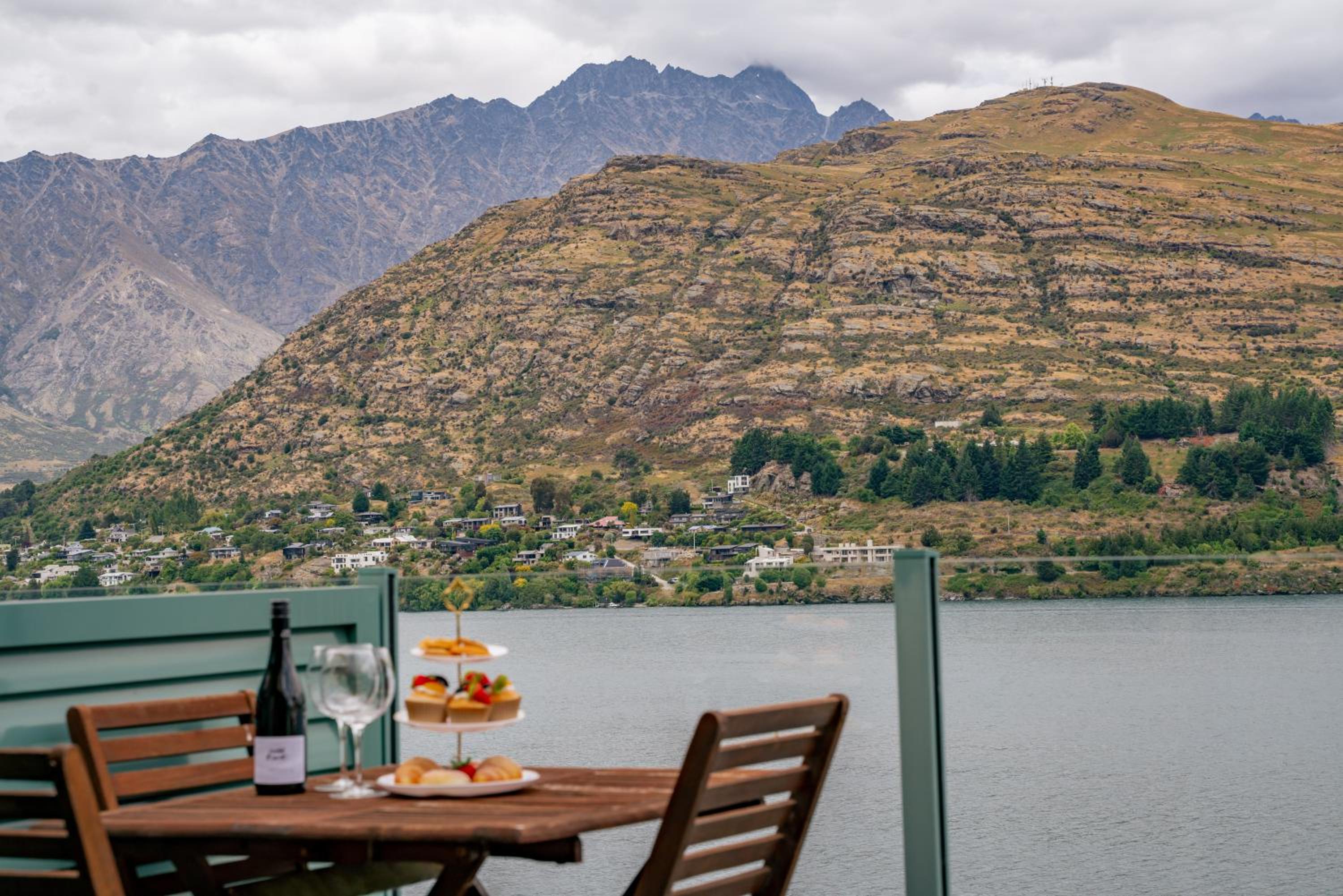 Charming Lakeside Apartment at Remarkables Retreat
