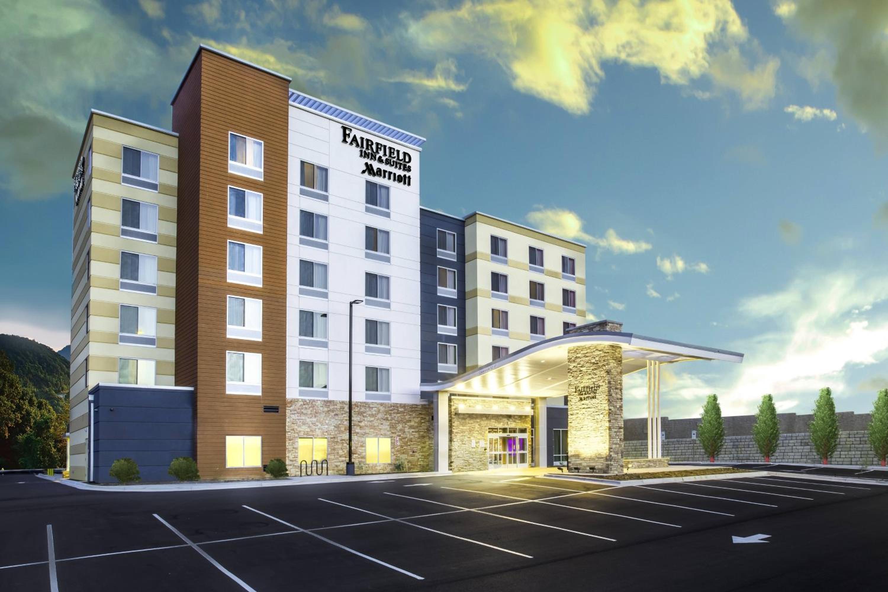 Hotel Fairfield Inn & Suites by Marriott Asheville Tunnel Road - Image 1