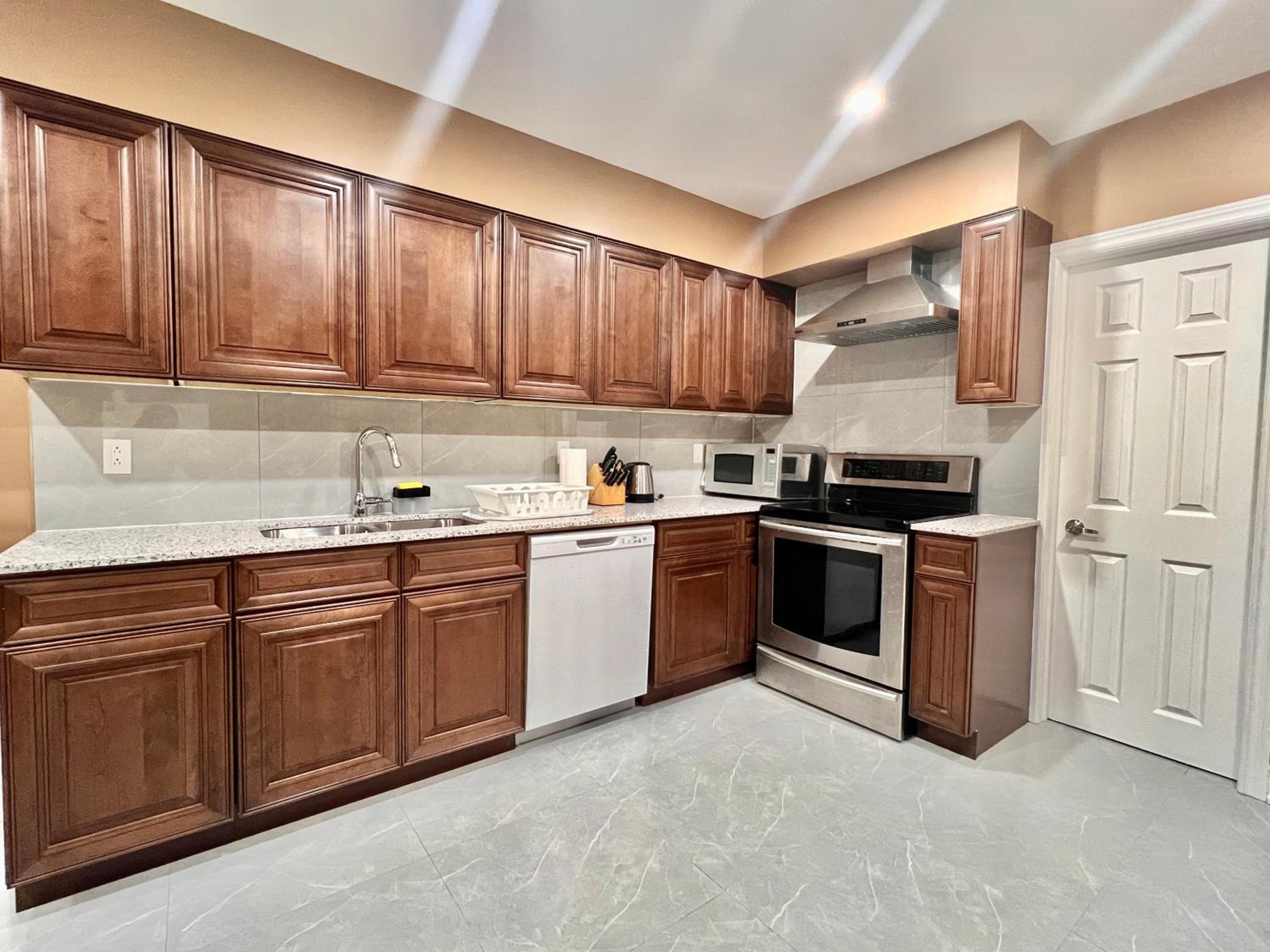 Upgraded Rooms with Bath 7-min to Subway Near Downsview Rogers Stadium