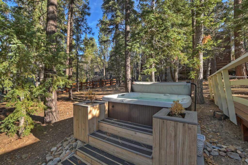 Peaceful Sunshine Chalet w/ Hottub-Serene Cabin view 5
