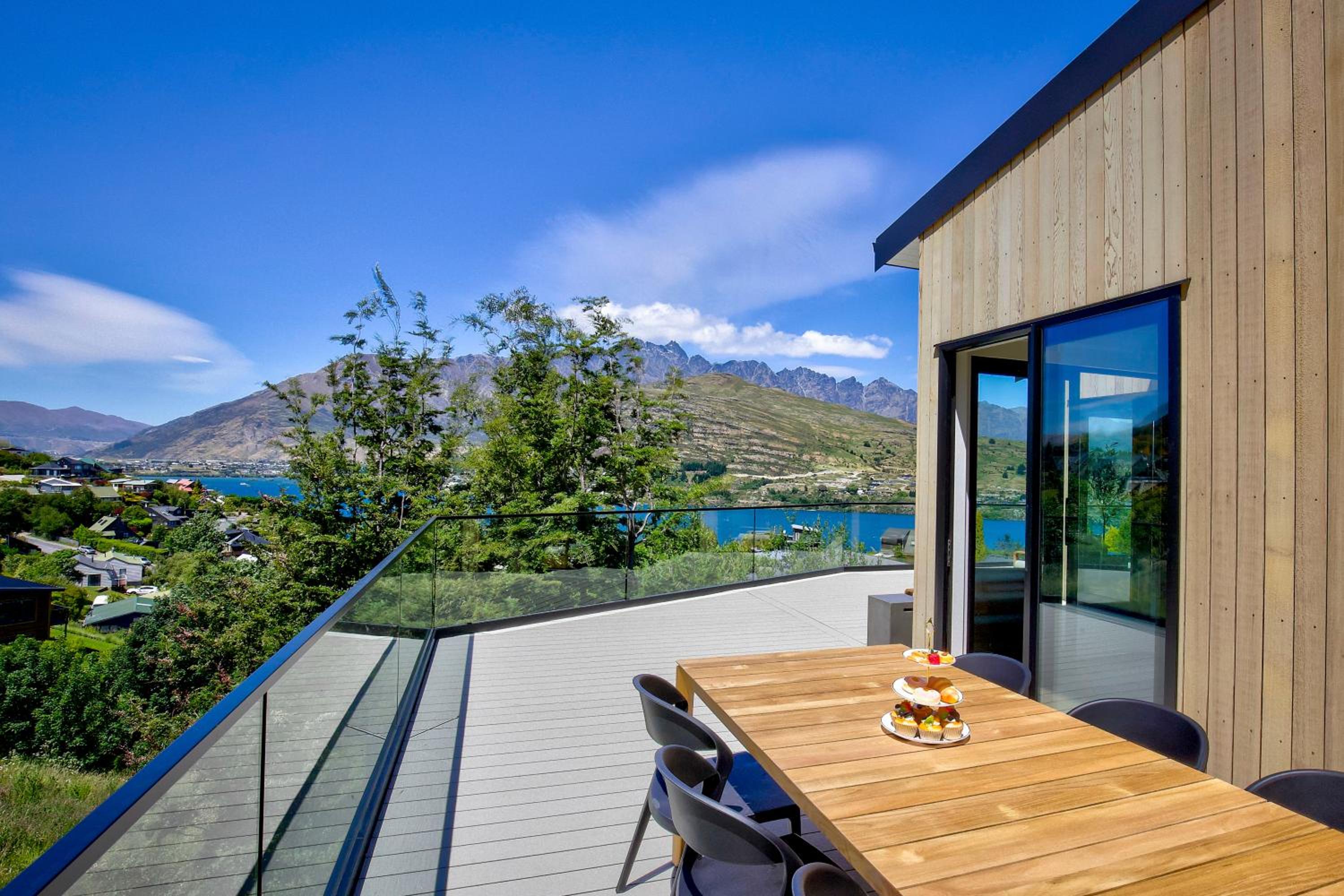 Contemporary & Plush - 4 Bedroom House view 3