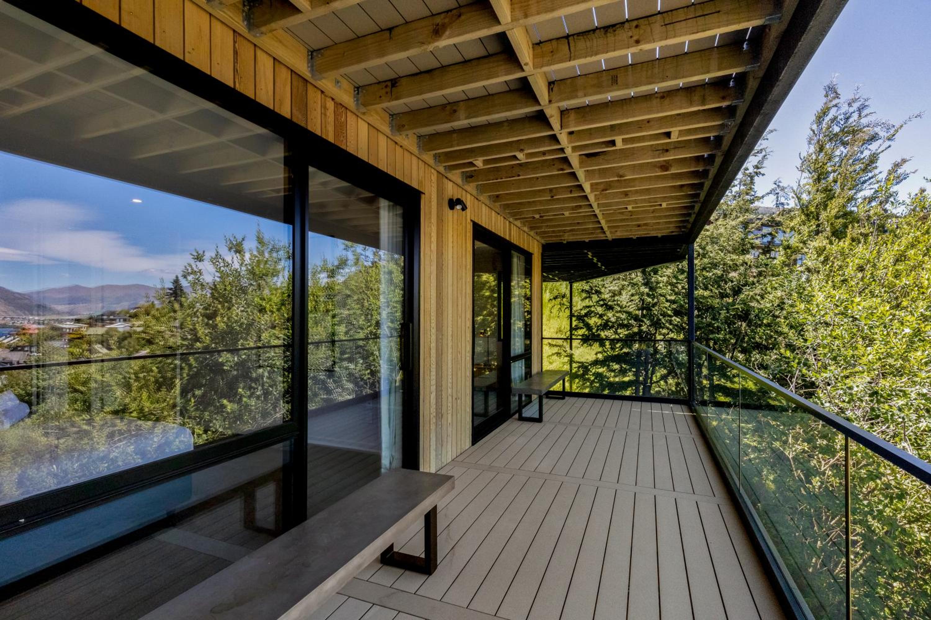 Contemporary & Plush - 4 Bedroom House view 4