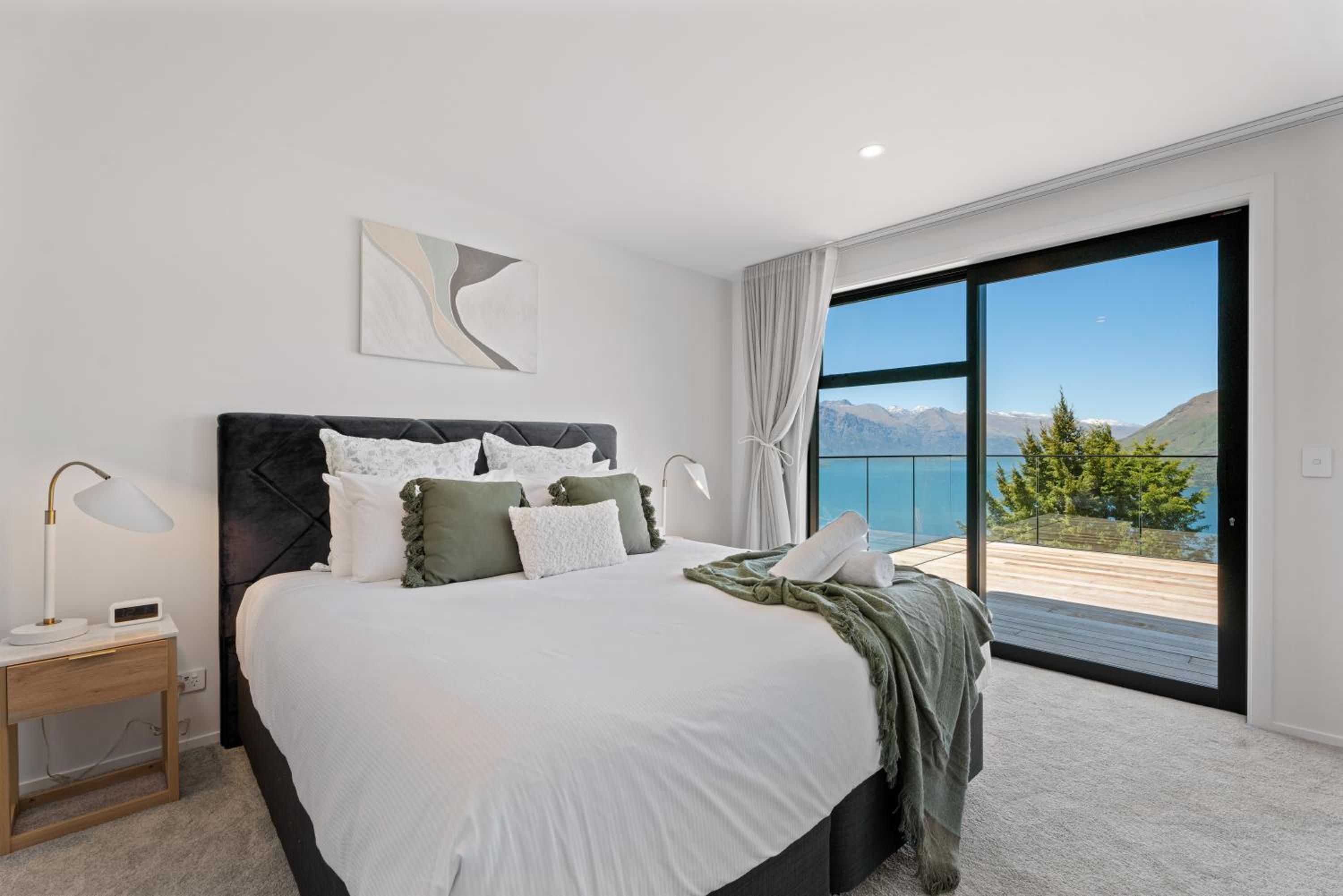 Modern, Plush & Picturesque - Wynyard Top view 5
