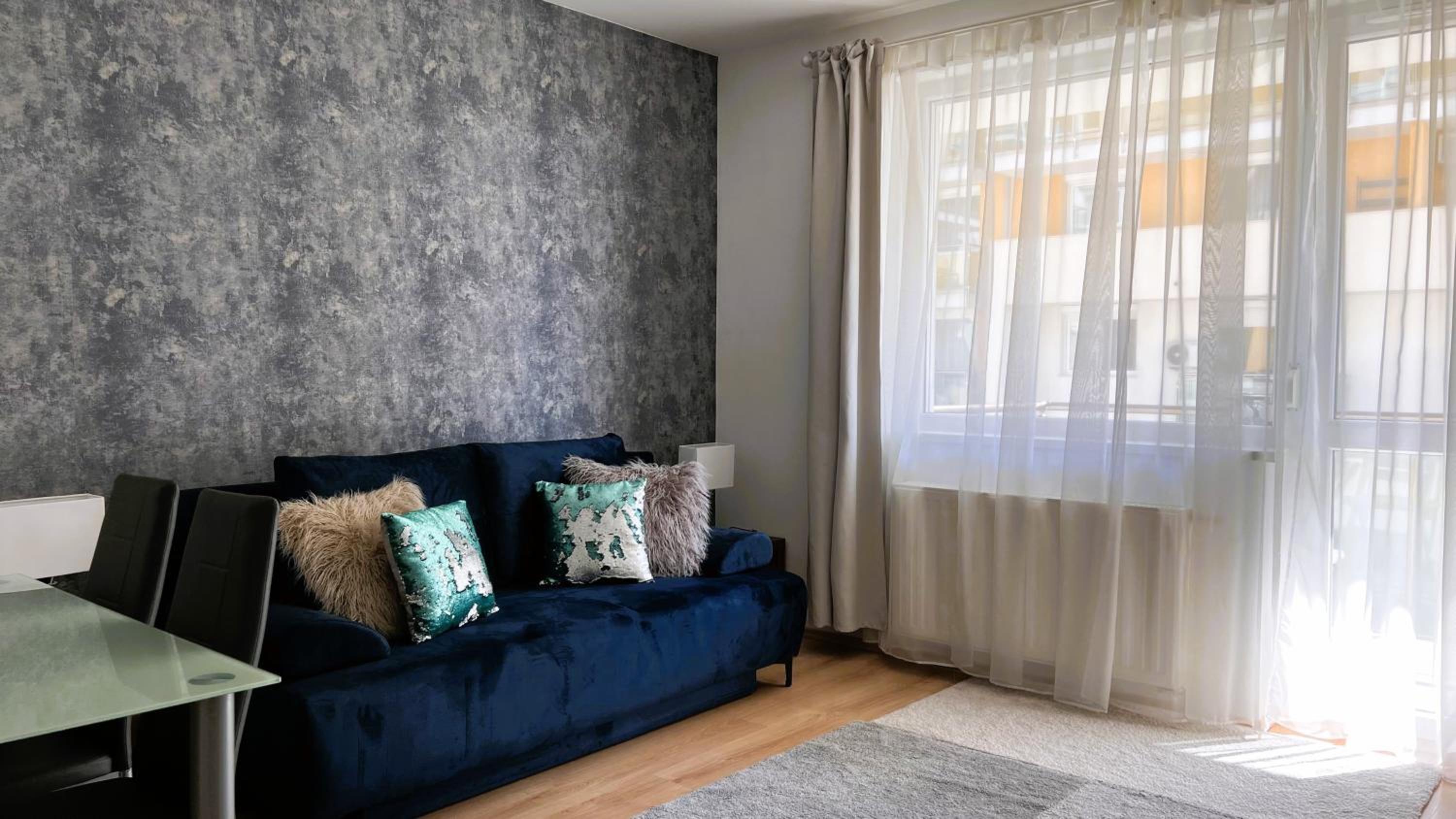 Cosy Living Apartment w Balcony view 4