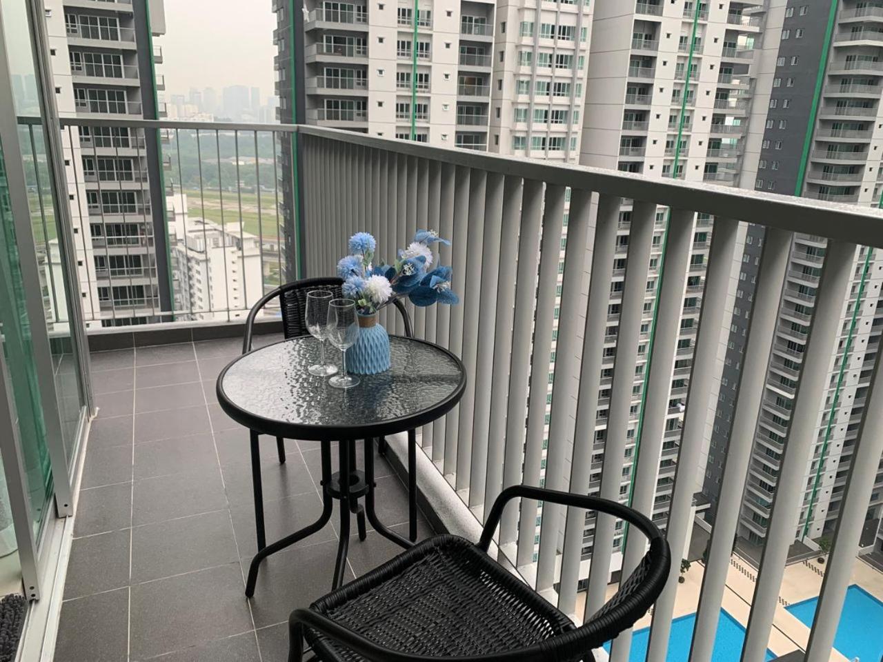 Corner KL Pool View RC Residence with High Internet Speed 500Mbps