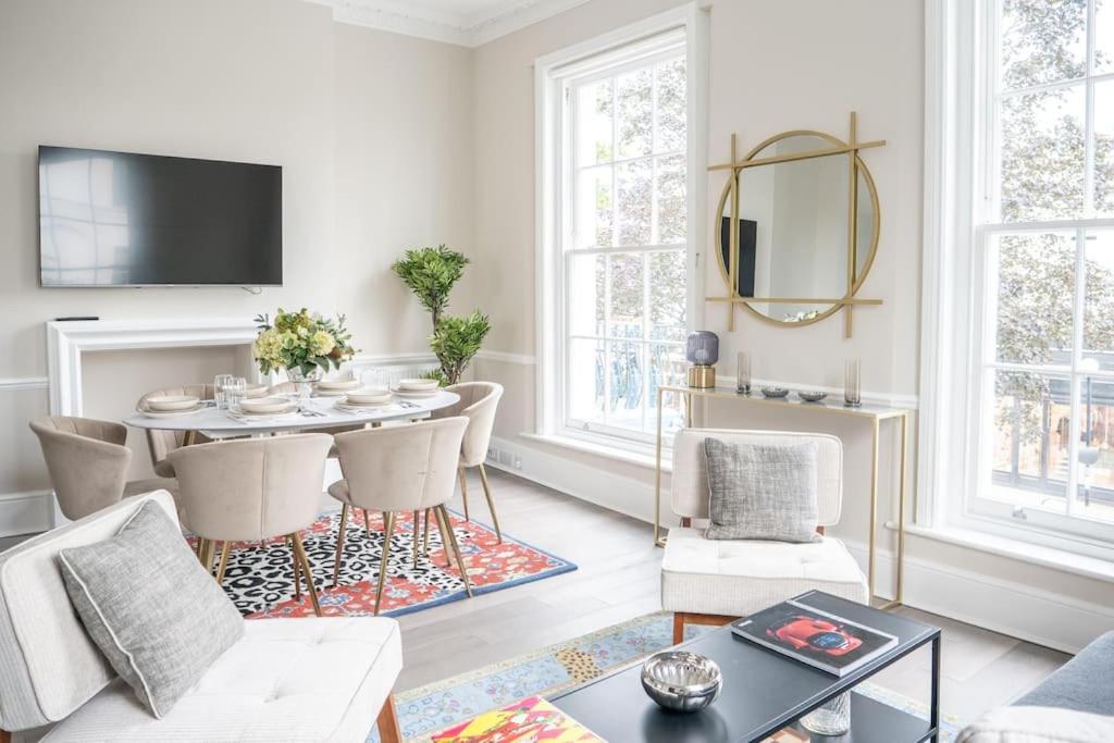 Spectacular flat located in prime Notting Hill