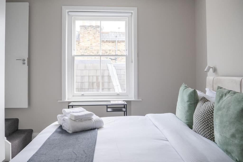 Spectacular flat located in prime Notting Hill