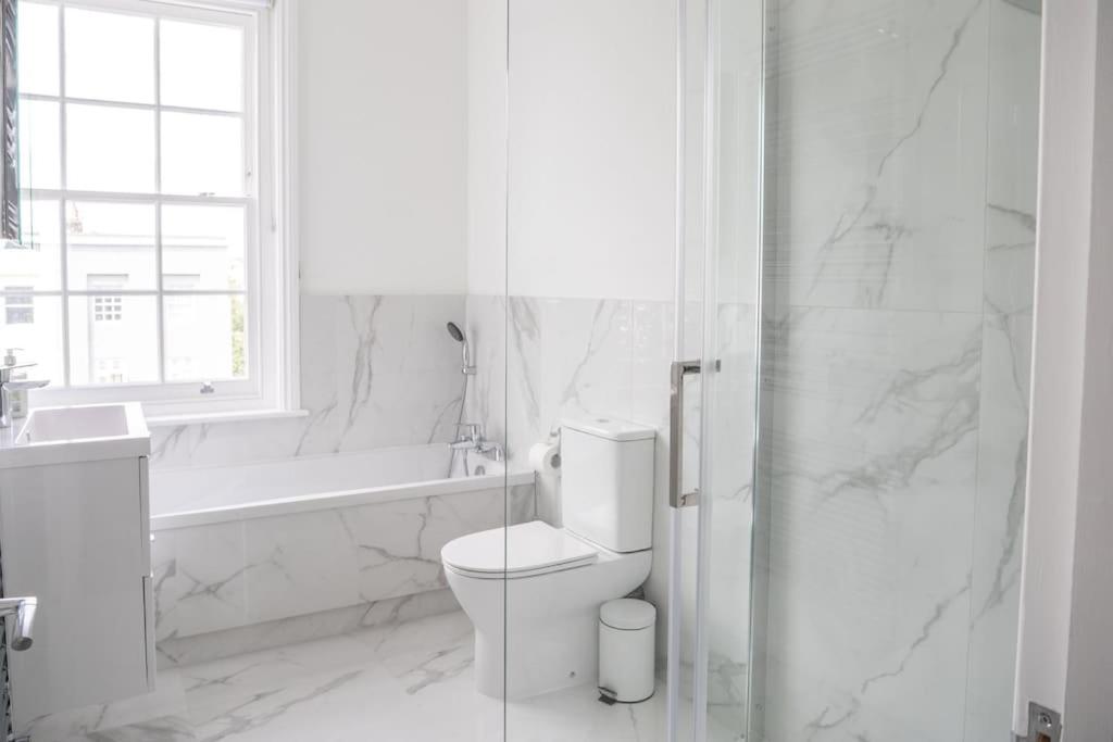 Spectacular flat located in prime Notting Hill